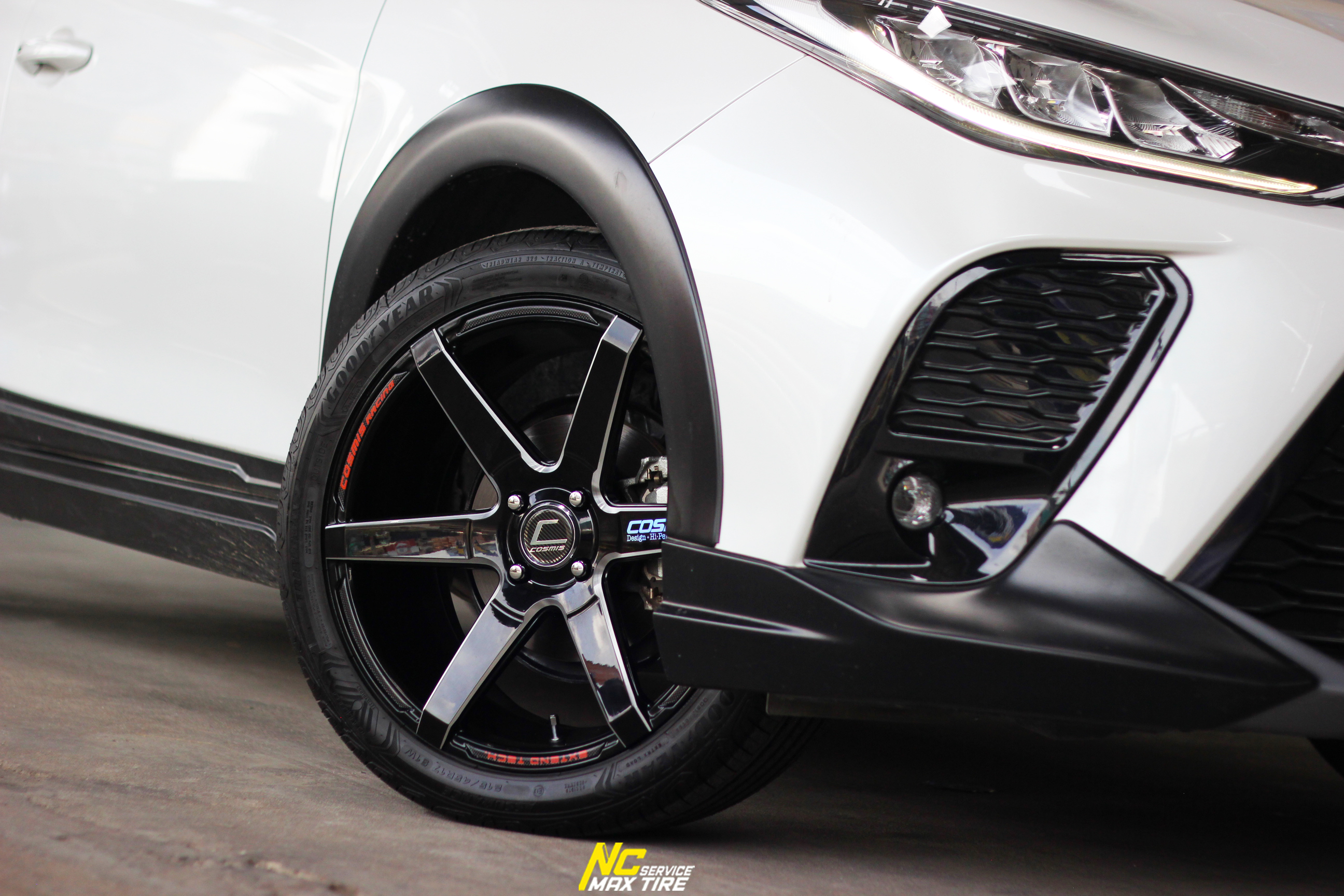 Toyota Yaris / ล้อแม็กขอบ17 / Cosmis / Innerline S1 / สีดำทั้งวงมิลลิ่งข้างก้าน / 17X7.5 4H100 ET28 / Goodyear / Assurance Triplemax2 / 215/45R17