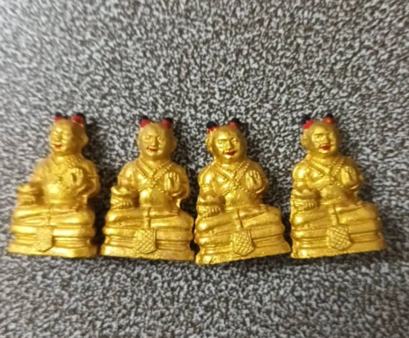 กุมารเพชรลอยองค์ เนื้อผงพรายกุมาร หลวงปู่หงษ์ วัดเพชรบุรี อ.ปราสาท จ.สุรินทร์