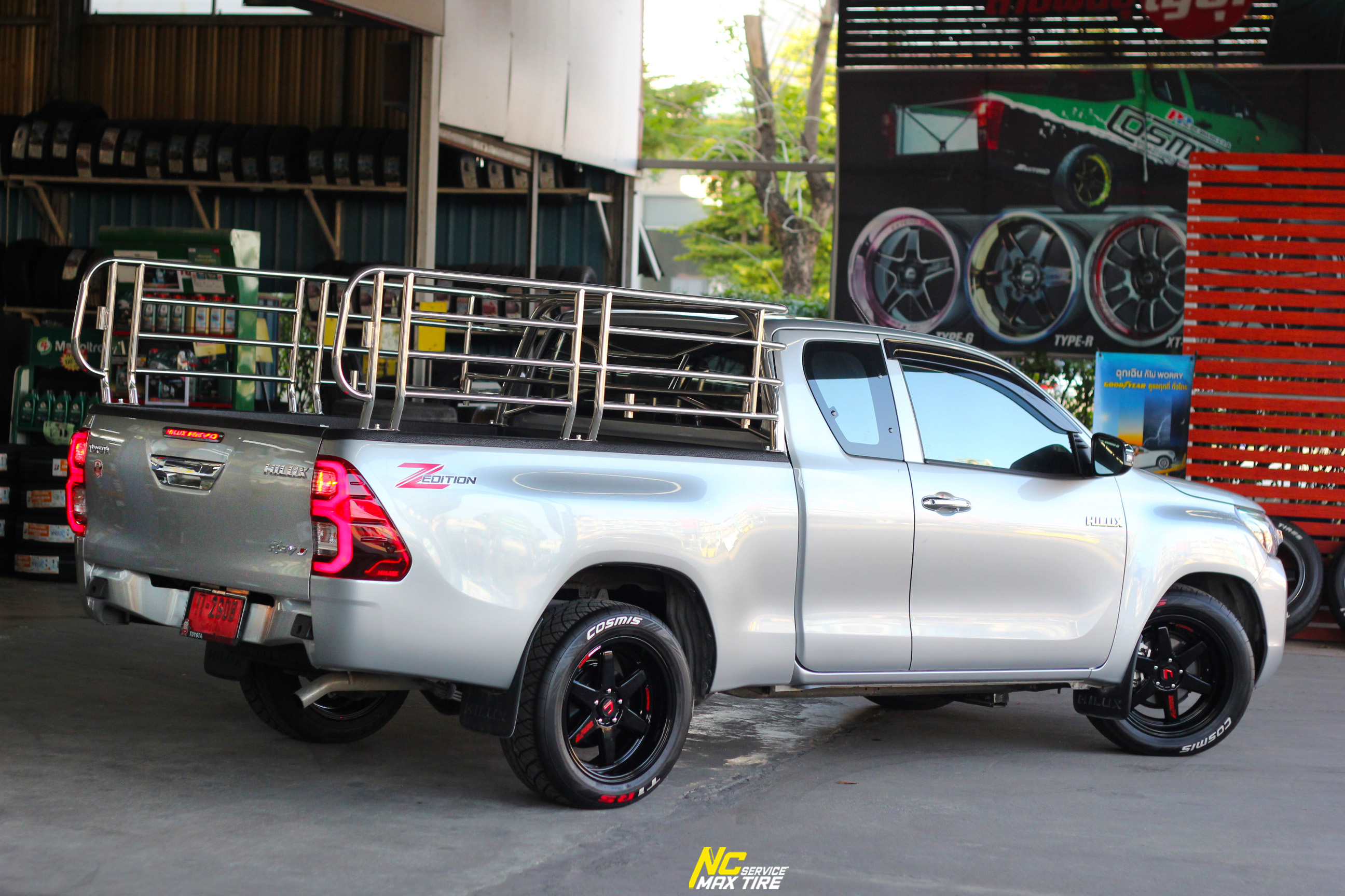 Toyota Hilux Revo / กระบะตัวเตี้ย / ล้อแม็กขอบ18 / Cosmis / Type-R / Revolution / 18x8.5 5H113 ET22 / ล้อแม็กสีดำเงาทั้งวง+CNCตัวหนังสือแดง / T1RS / 255/50R18