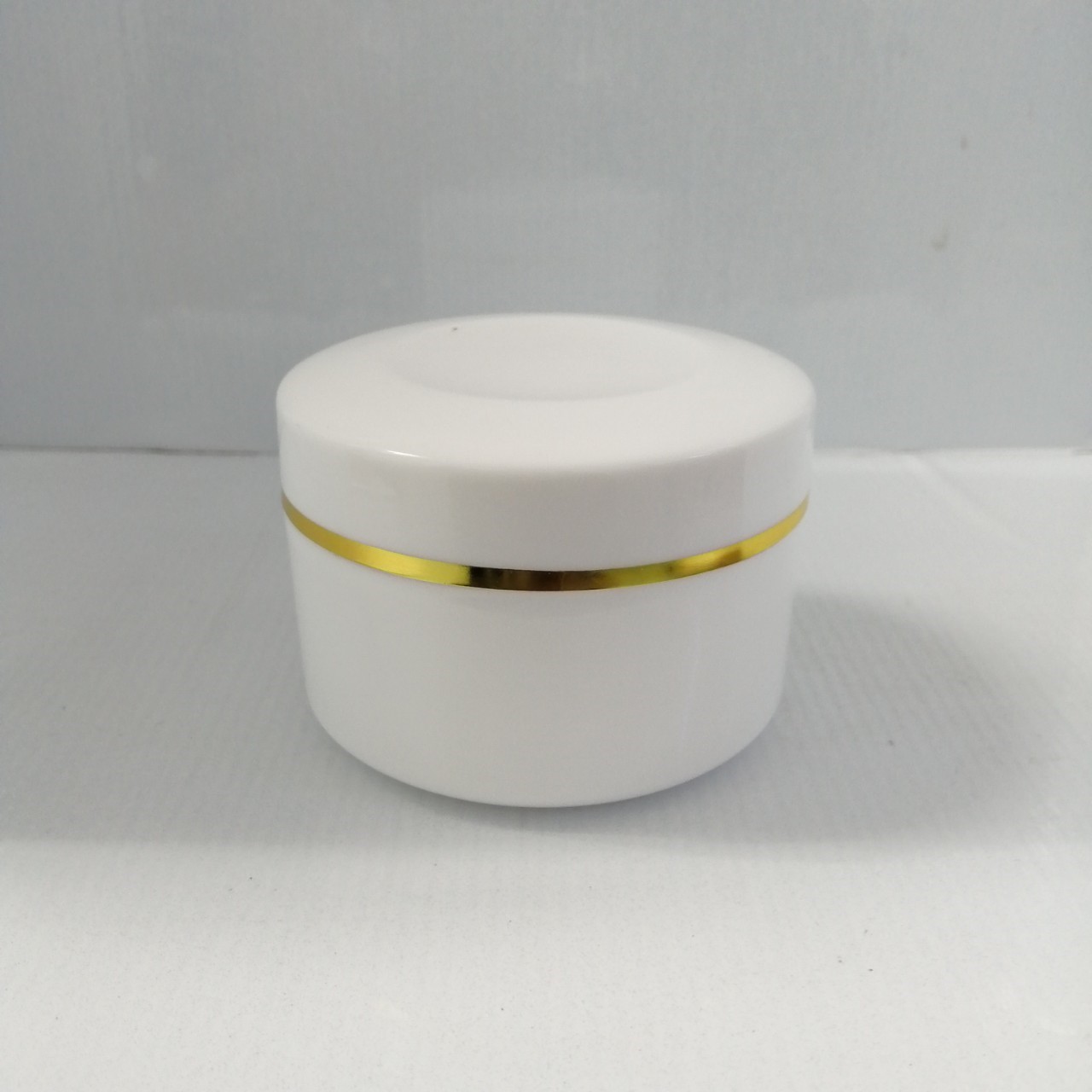 กระปุกพลาสติก ขนาด200กรัม สูง5.8cm กว้าง8.4cm รุ่นkfb25 สีขาวคาดทอง พร้อมช้อนตักในตัว กระปุกใส่ครีม สปา กระปุก200กรัม ราคาถูก พร้อมส่ง
