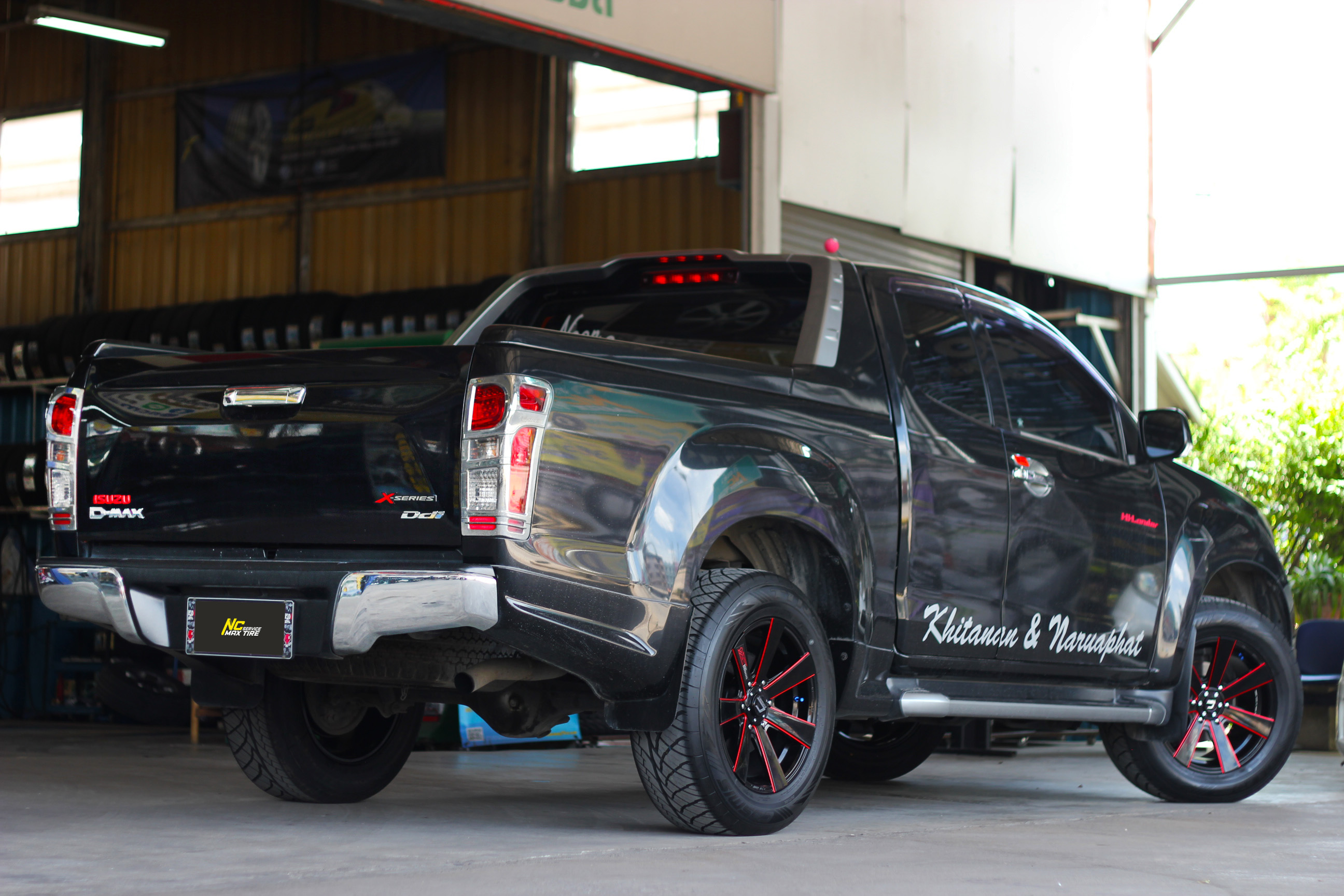 Isuzu D-max ตัวสูง / ล้อแม็กขอบ18 / Cosmis / InnerlineS4 / ล้อแม็ก7ก้านทรงใบพัด / ล้อแม็กสีดำCNCข้างก้านแดง / 18x8.5 6H139.7 ET35