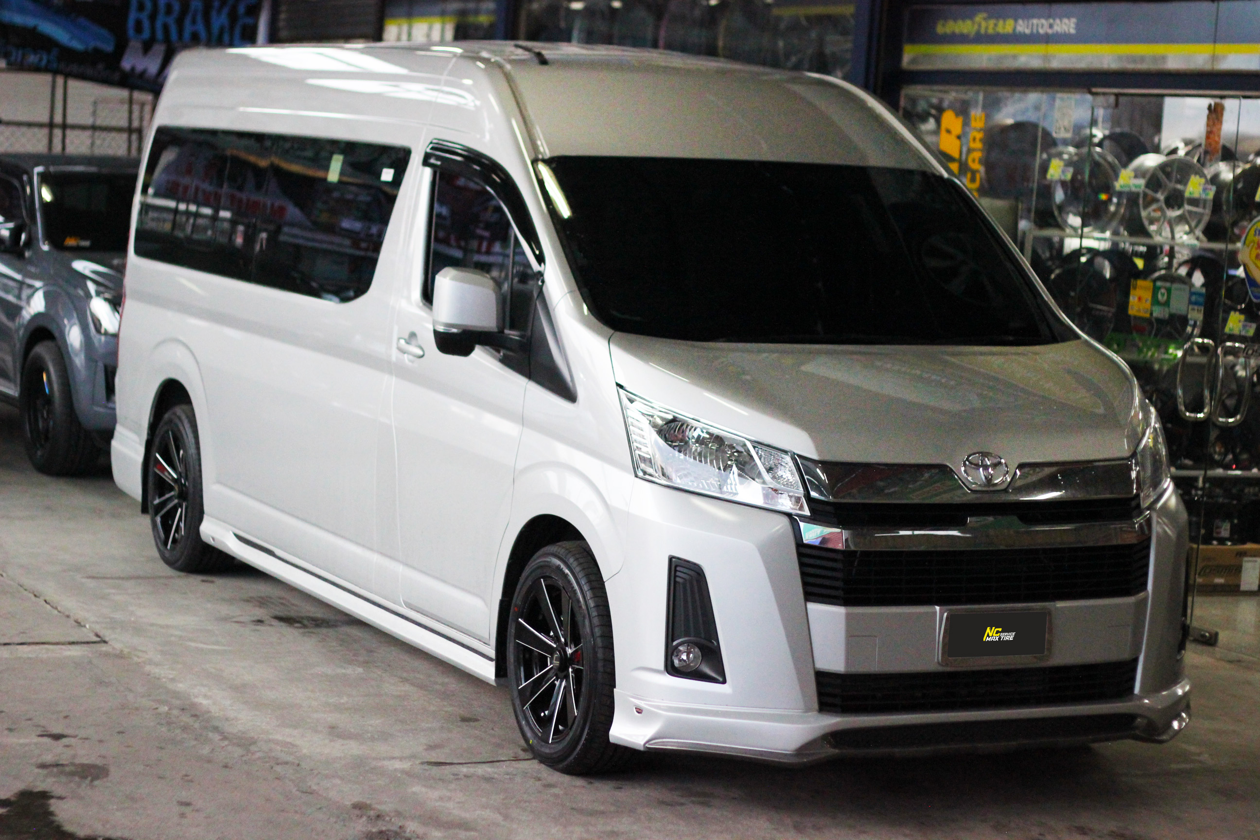 Toyota Commuter / รถตู้ / ล้อแม็กขอบ18 / Cosmis / Innerline / S4 / 18X8.5 6H139.7 ET35 / ล้อแม็กสีดำเงาCNCข้างก้าน / 7 ก้านทรงใบพัด