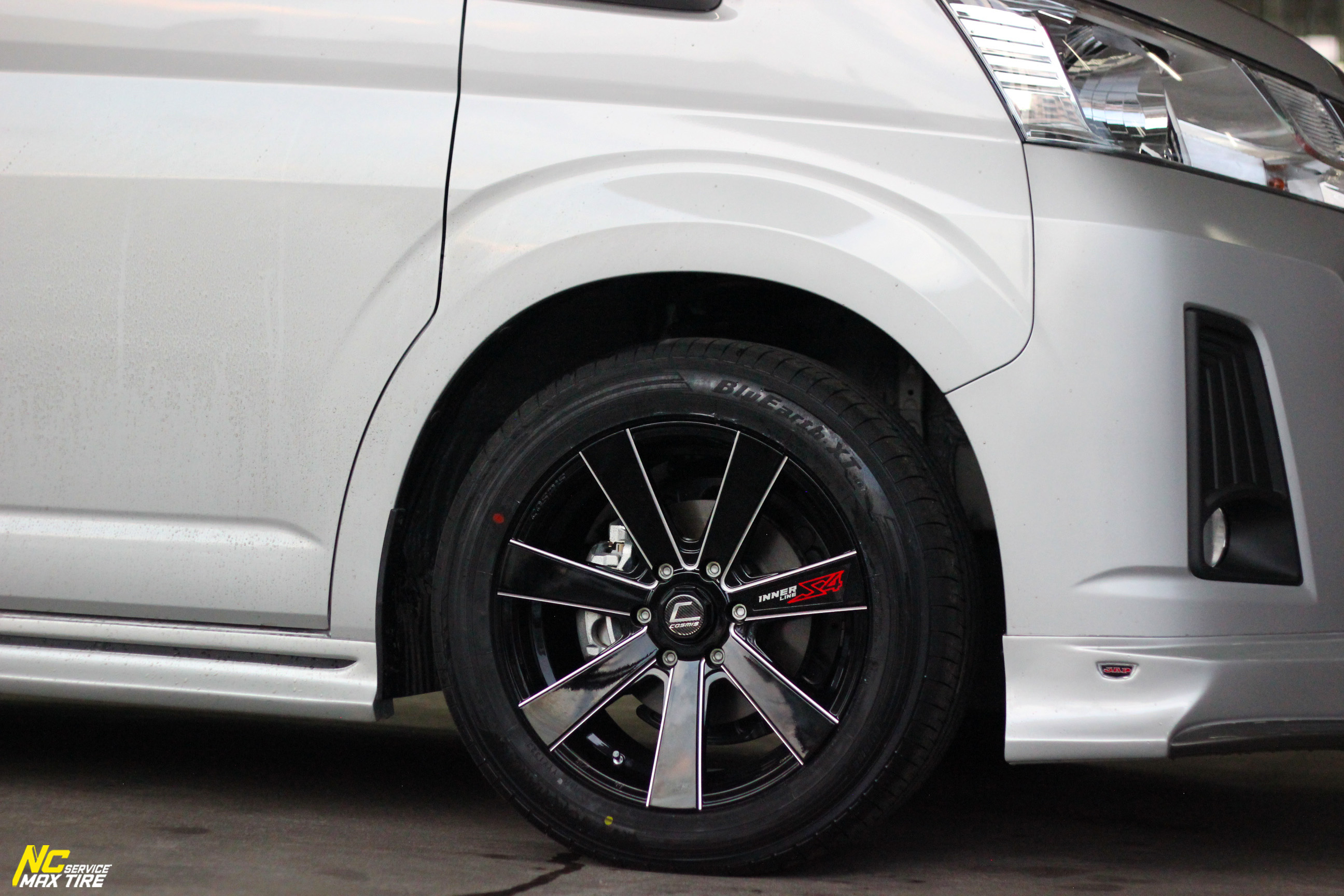 Toyota Commuter / รถตู้ / ล้อแม็กขอบ18 / Cosmis / Innerline / S4 / 18X8.5 6H139.7 ET35 / ล้อแม็กสีดำเงาCNCข้างก้าน / 7 ก้านทรงใบพัด