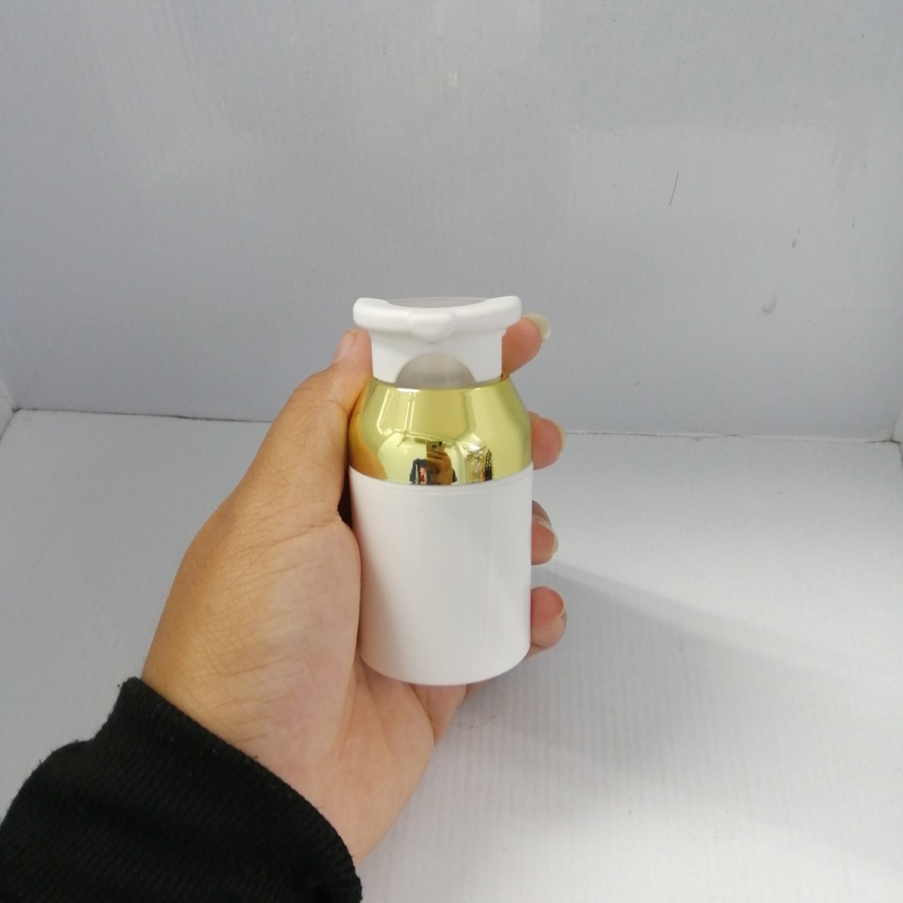 ขวดปั้มสูญญากาศ ขนาด30ml สูง8.5cm กว้าง4.4cm รุ่นDb73 ตัวขาวขอบทอง ขวดปั้มเจลแอลกอฮอล์ ขนาดพกพา ราคาถูก คุณภาพดี มีของพร้อมส่ง