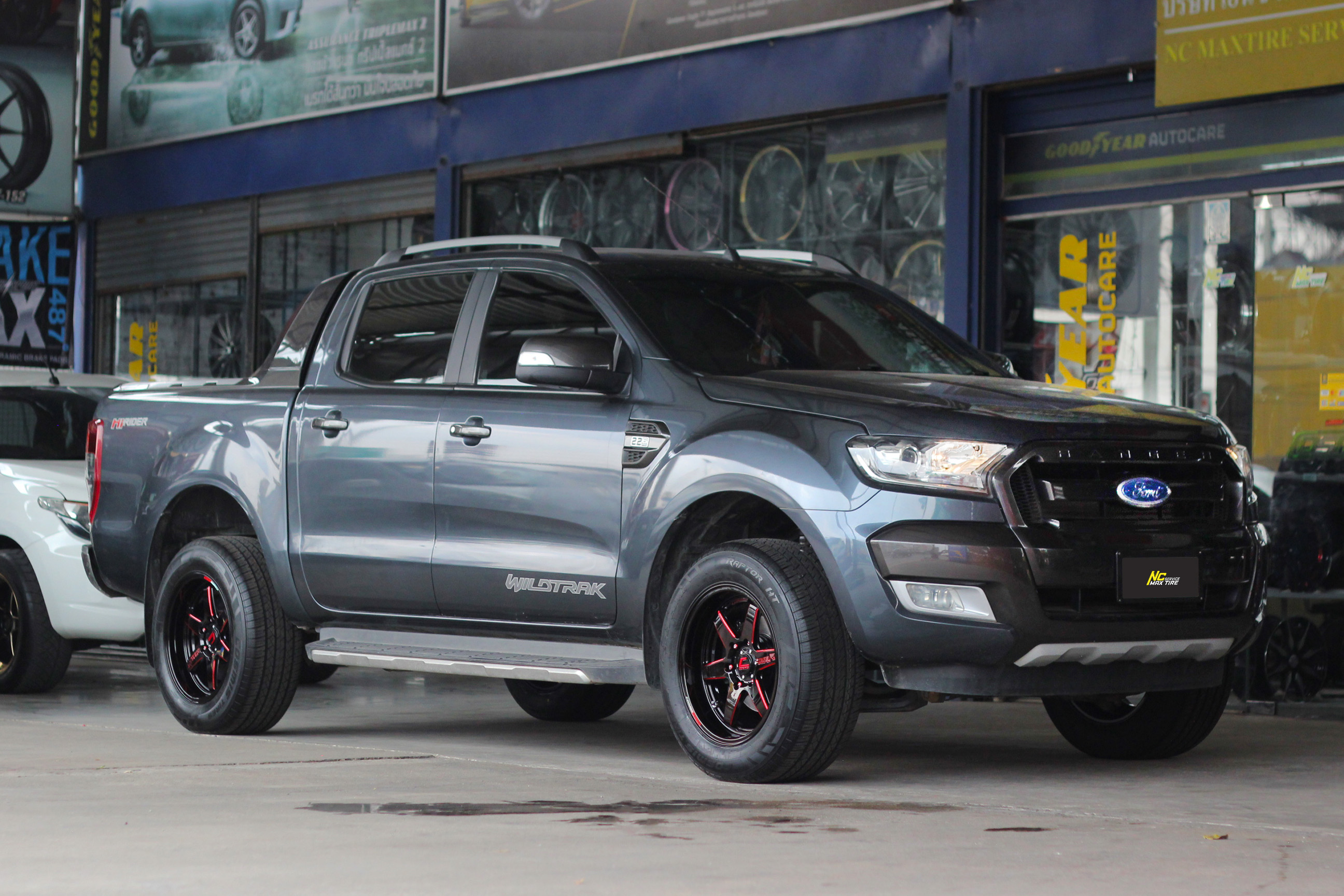 Ford Ranger / ล้อแม็กขอบ18 / Cosmis / Type-R / Revolution / 18x9.5 6H139.7 ET27 / ล้อแม็กสีดำเงาทั้งวง+มิลลิ่งข้างก้านแดง+เพลท / Raptor HT / 265/60R18