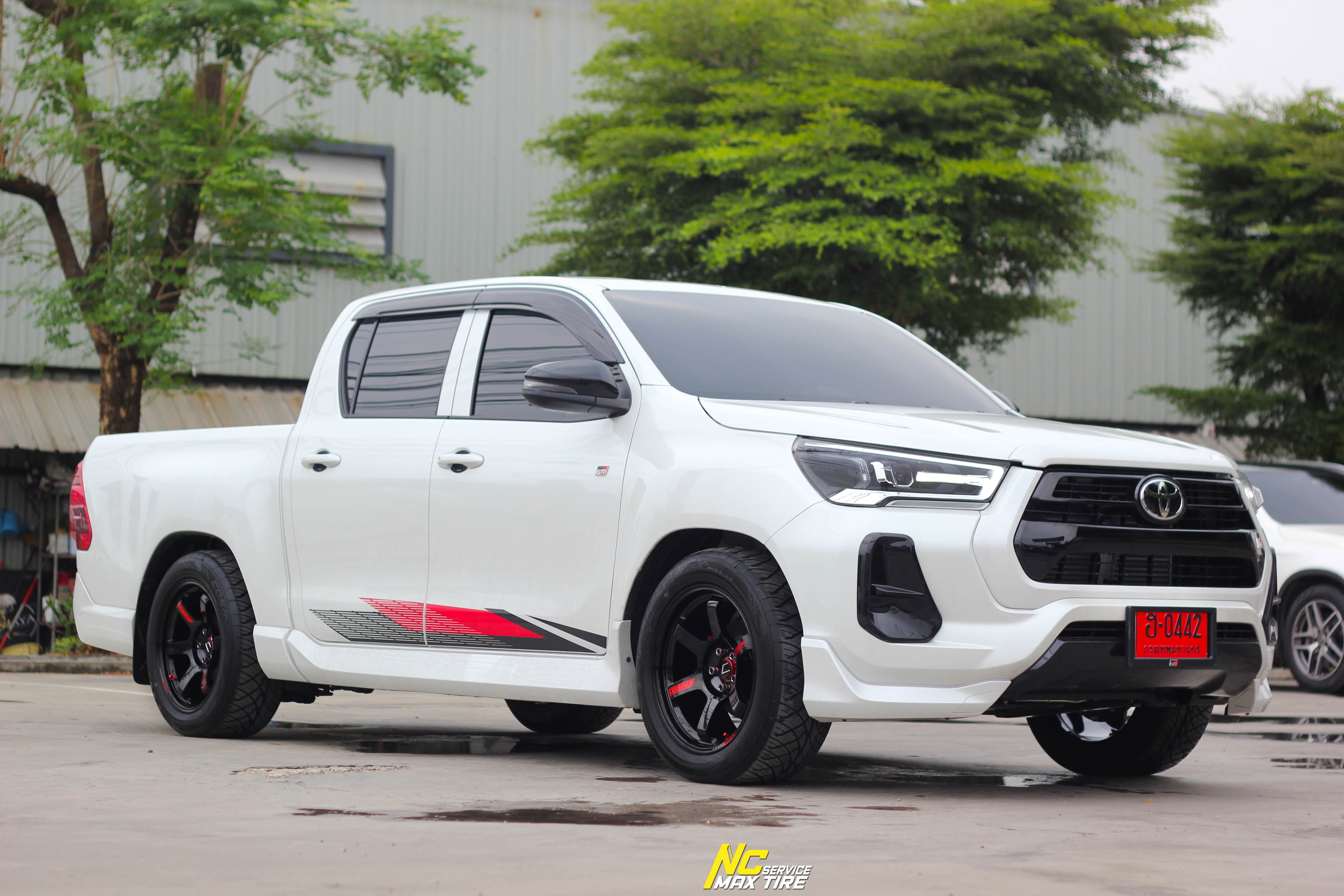 Toyota Revo / Z-Edition / GR-Sport / ล้อแม็กสวยๆ / ล้อแม็กขอบ18 / ล้อแม็กสำหรับรถกระบะตัวเตี้ย / Cosmis / RG-06SR / 18x9.0 5H113 ET0 / ล้อแม็กสีดำเงาพิเศษทั้งวง+หยอดตัวหนังสือแดง+เพลท / DeepBlack / Custom Color / T1RS / 255/50R18 / NC