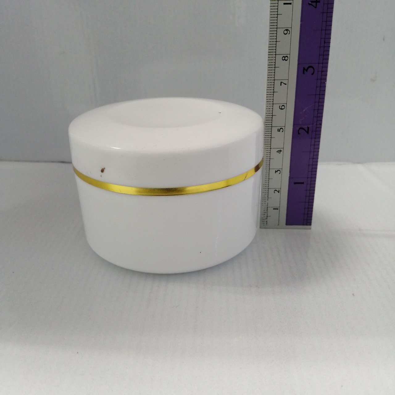 กระปุกพลาสติก ขนาด200กรัม สูง5.8cm กว้าง8.4cm รุ่นkfb25 สีขาวคาดทอง พร้อมช้อนตักในตัว กระปุกใส่ครีม สปา กระปุก200กรัม ราคาถูก พร้อมส่ง