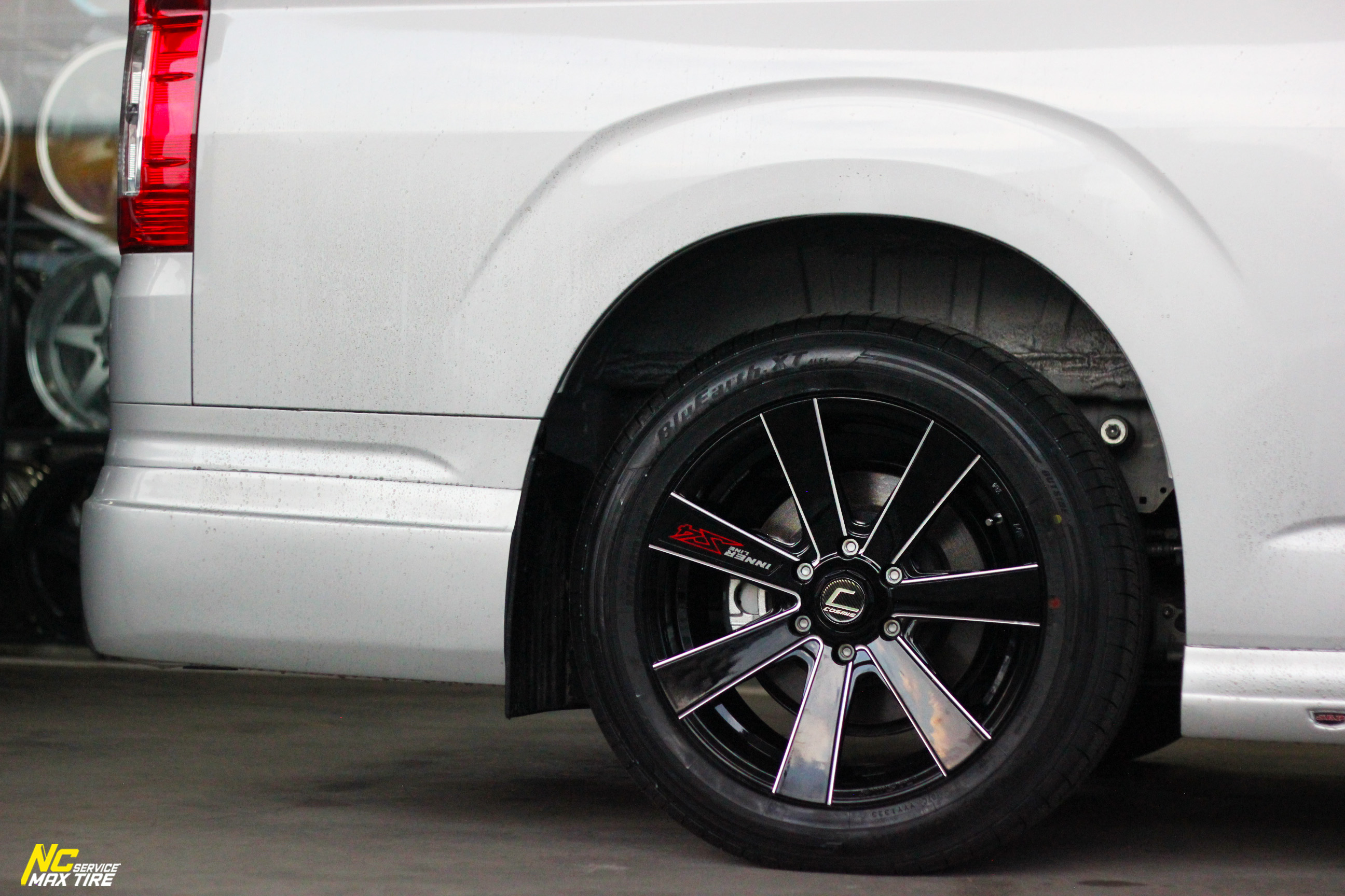 Toyota Commuter / รถตู้ / ล้อแม็กขอบ18 / Cosmis / Innerline / S4 / 18X8.5 6H139.7 ET35 / ล้อแม็กสีดำเงาCNCข้างก้าน / 7 ก้านทรงใบพัด