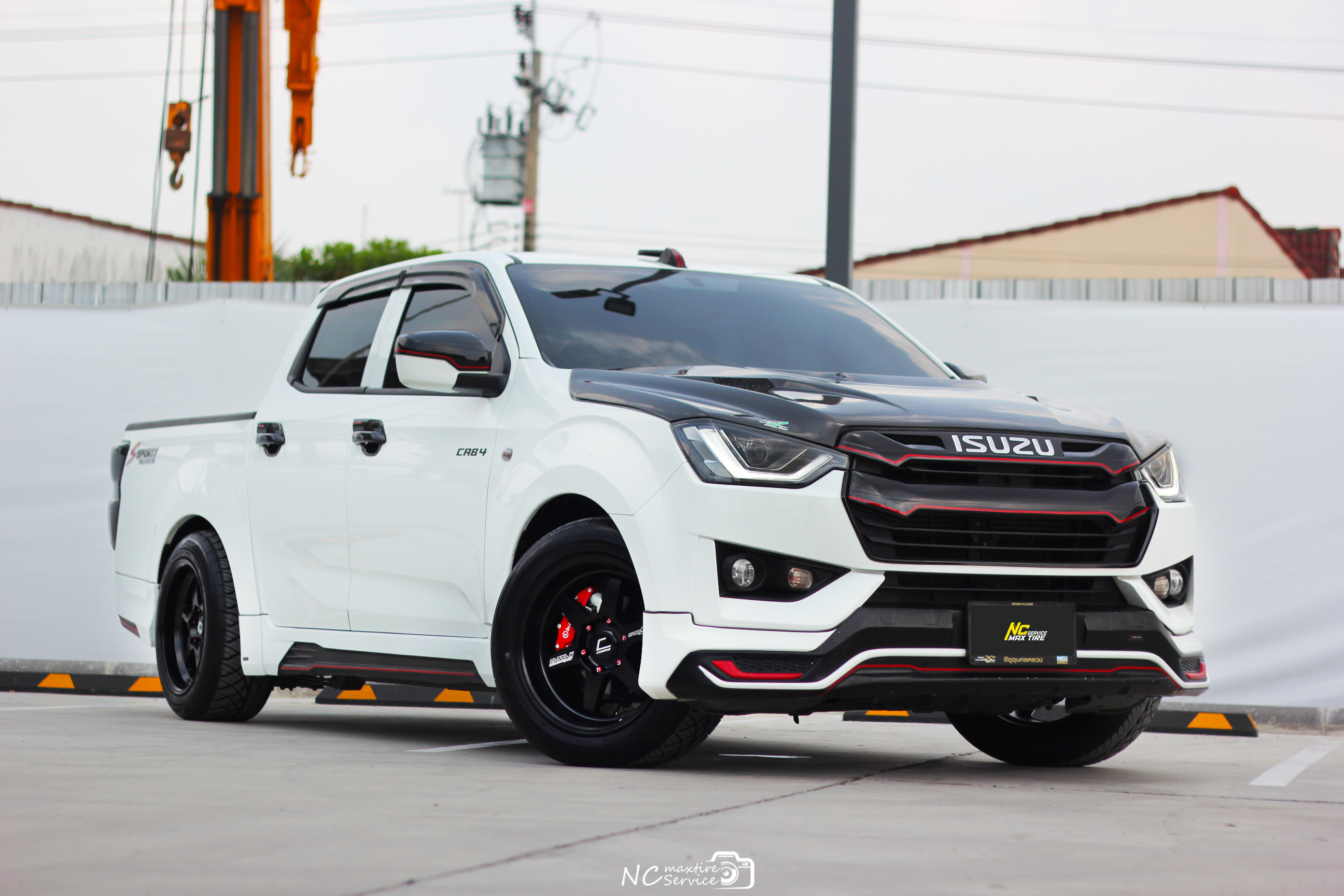 Isuzu D-max ตัวเตี้ย / ล้อแม็กขอบ18 / SPORTY / Cosmis / Fattah / Sport / SFR / 18x9.5/10.5 6H139.7 ET25/32 / T1RS / 255/50R18 / น็อตล้อCosmis