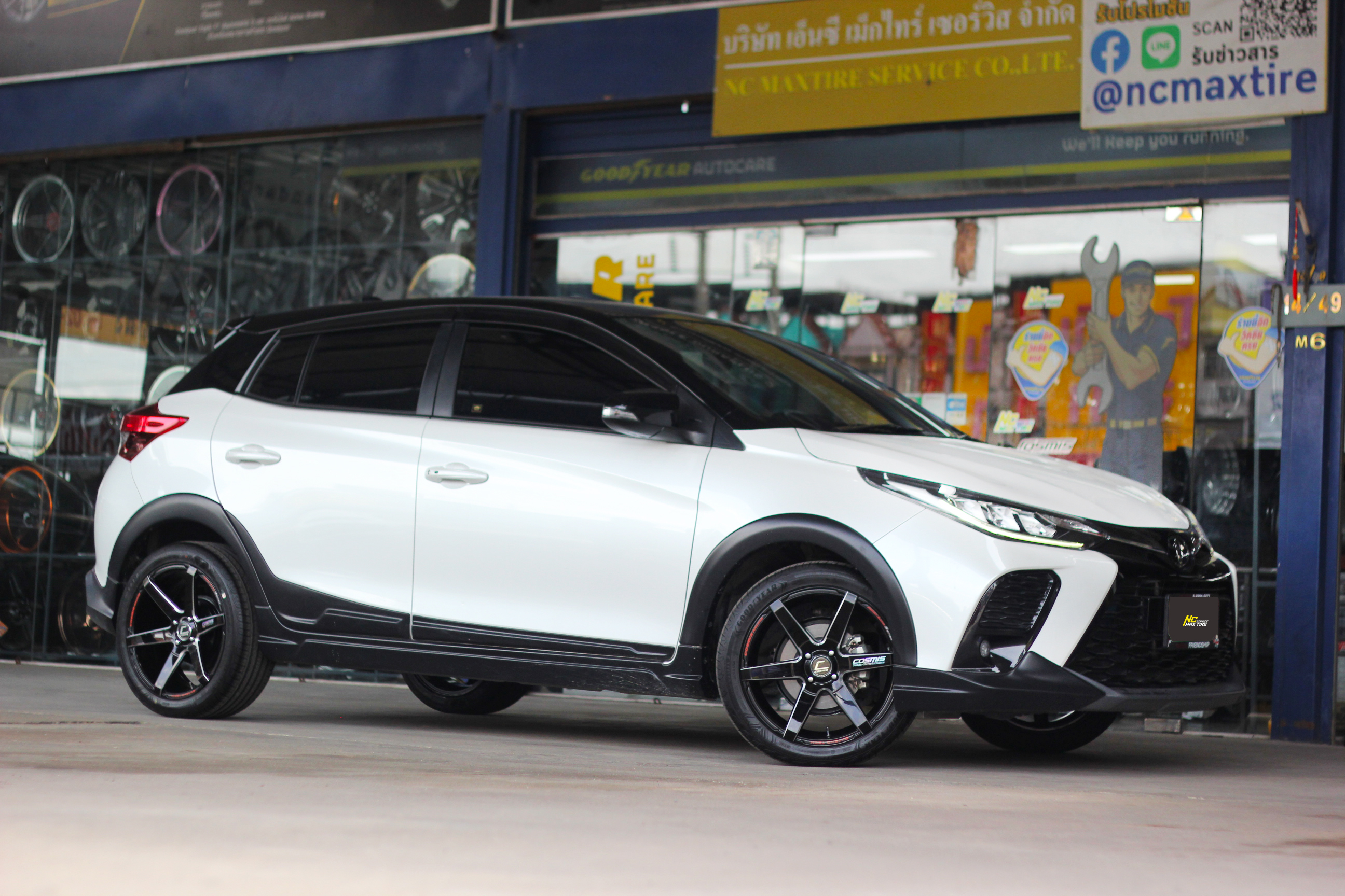 Toyota Yaris / ล้อแม็กขอบ17 / Cosmis / Innerline S1 / สีดำทั้งวงมิลลิ่งข้างก้าน / 17X7.5 4H100 ET28 / Goodyear / Assurance Triplemax2 / 215/45R17