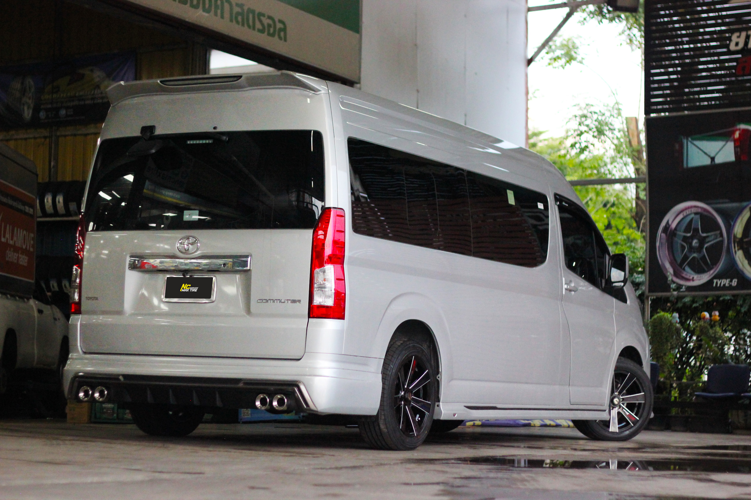 Toyota Commuter / รถตู้ / ล้อแม็กขอบ18 / Cosmis / Innerline / S4 / 18X8.5 6H139.7 ET35 / ล้อแม็กสีดำเงาCNCข้างก้าน / 7 ก้านทรงใบพัด