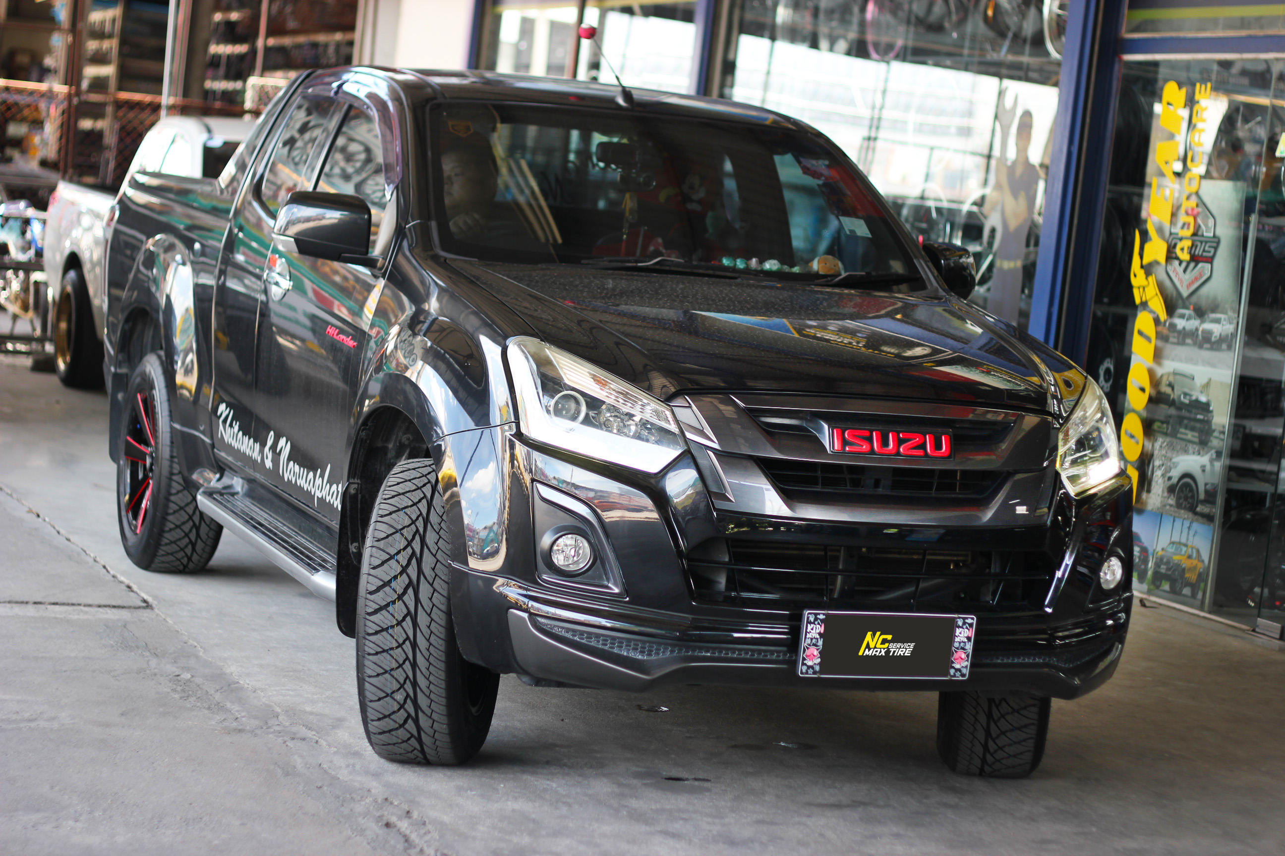 Isuzu D-max ตัวสูง / ล้อแม็กขอบ18 / Cosmis / InnerlineS4 / ล้อแม็ก7ก้านทรงใบพัด / ล้อแม็กสีดำCNCข้างก้านแดง / 18x8.5 6H139.7 ET35