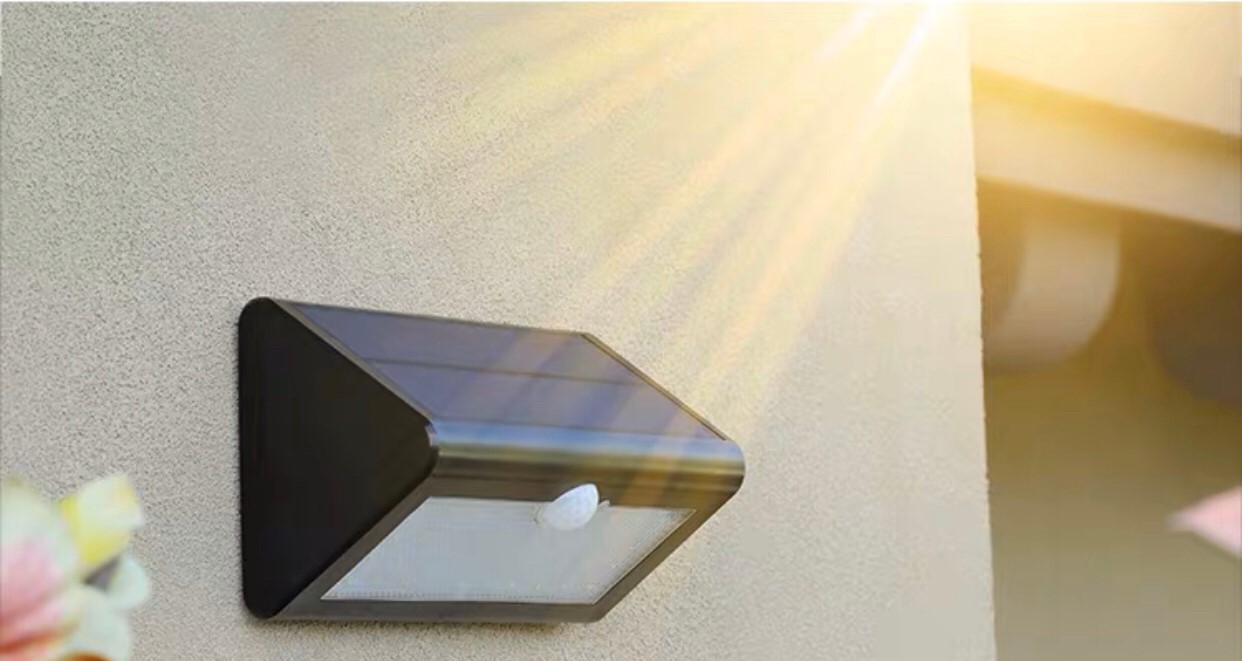 LED Solar Cell WSL-12 motion sensor 5.6W Warmwhite โคมโซล่าเซลล์แอลอีดี ไม่ต้องจ่ายค่าไฟ ติดผนัง กำแพงรั้ว แสงเหลืองวอร์มไวท์ ติดสว่างนานตลอดทั้งคืน ติดตั้งง่าย ไม่ต้องเดินสายไฟ ปลอดภัย สว่างอัตโนมัติเมื่อมีคนเดินผ่าน