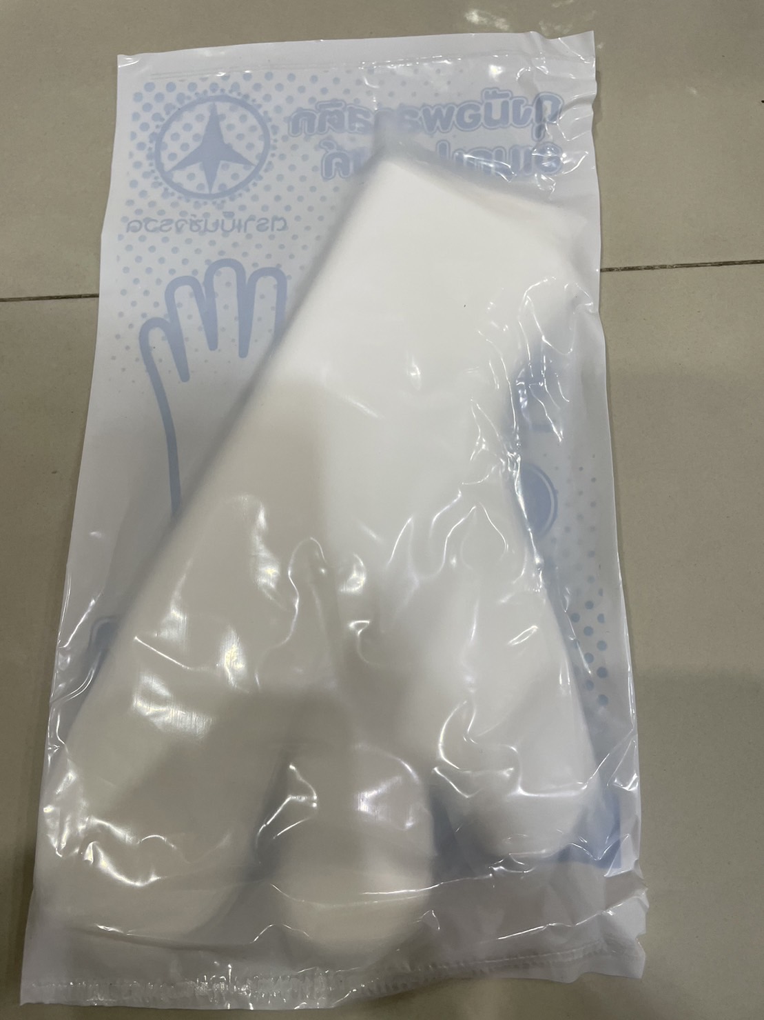 ถุงมือพลาสติกใส สำหรับร้านอาหาร เช่น เชพใส่ถุงมือในการปรุงอาหาร หรือ ผู้ทานอาหารใช้ถุงมือในการหยิบจับอาหาร เพื่อความสะอาดและสุขอนามัยที่ดี (1 แพ๊ค บรรจุจำนวน 100 ถุงมือ) สั่งขั้นต่ำ 10 แพ๊ค