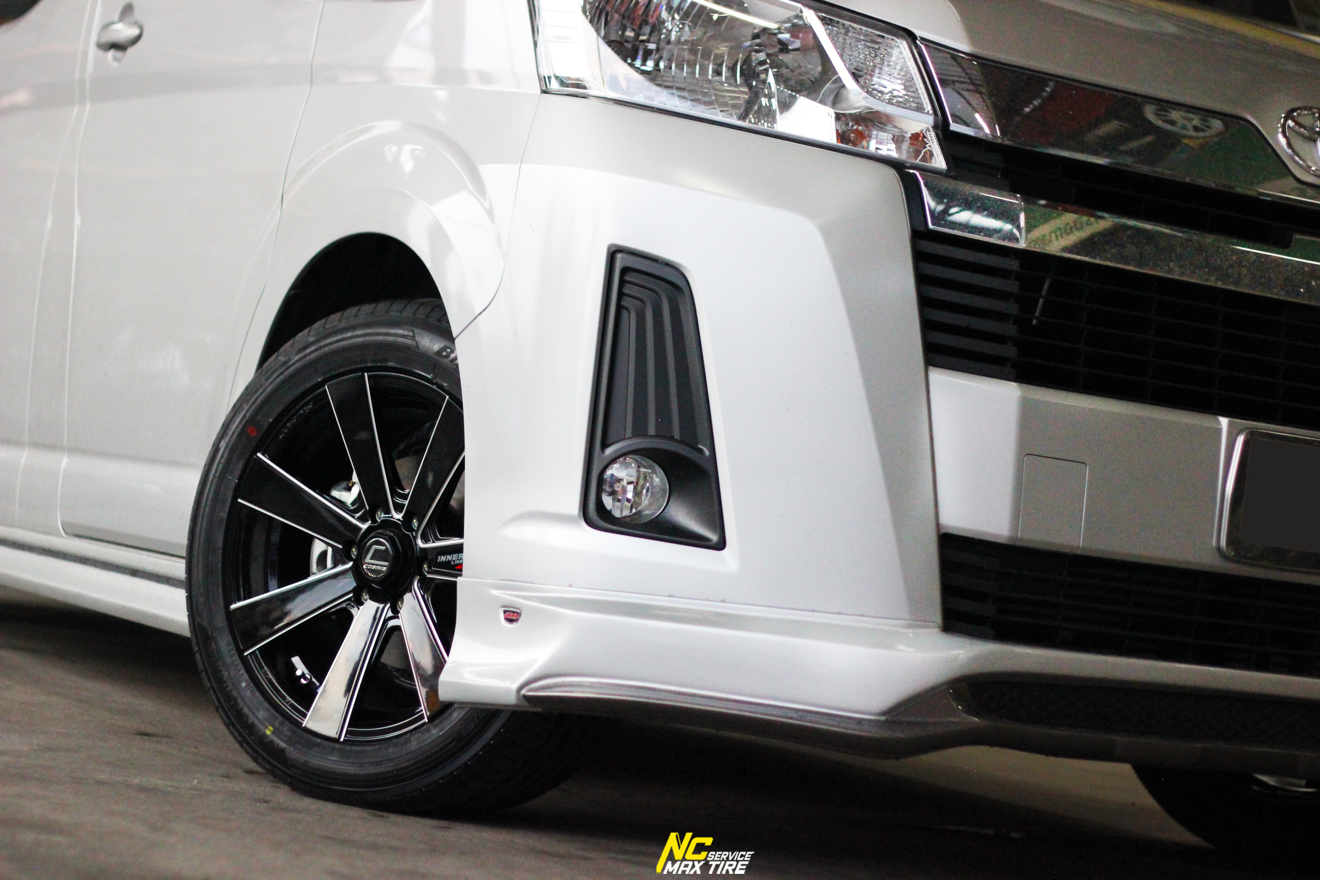 Toyota Commuter / รถตู้ / ล้อแม็กขอบ18 / Cosmis / Innerline / S4 / 18X8.5 6H139.7 ET35 / ล้อแม็กสีดำเงาCNCข้างก้าน / 7 ก้านทรงใบพัด