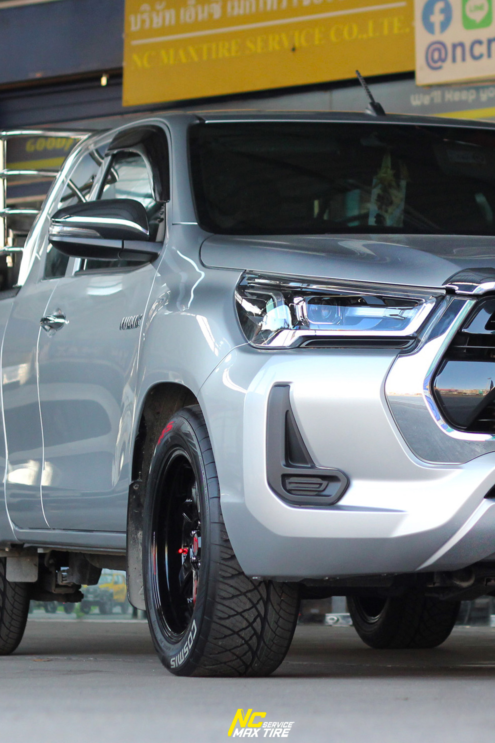 Toyota Hilux Revo / กระบะตัวเตี้ย / ล้อแม็กขอบ18 / Cosmis / Type-R / Revolution / 18x8.5 5H113 ET22 / ล้อแม็กสีดำเงาทั้งวง+CNCตัวหนังสือแดง / T1RS / 255/50R18