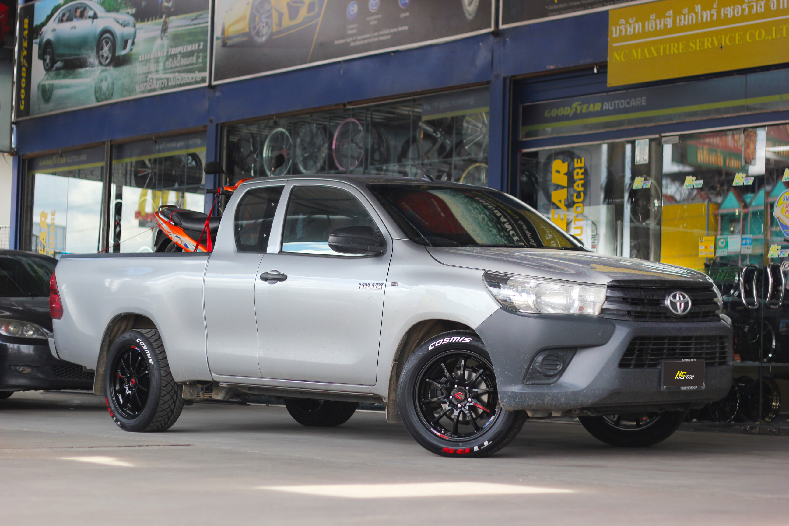 Toyota Hilux Revo / ล้อแม็กขอบ18 / Cosmis / RG-08 / ล้อแม็กสีดำเงา Super Black / 18x8.5 5H114.3 ET35 / T1RS / 255/50R18