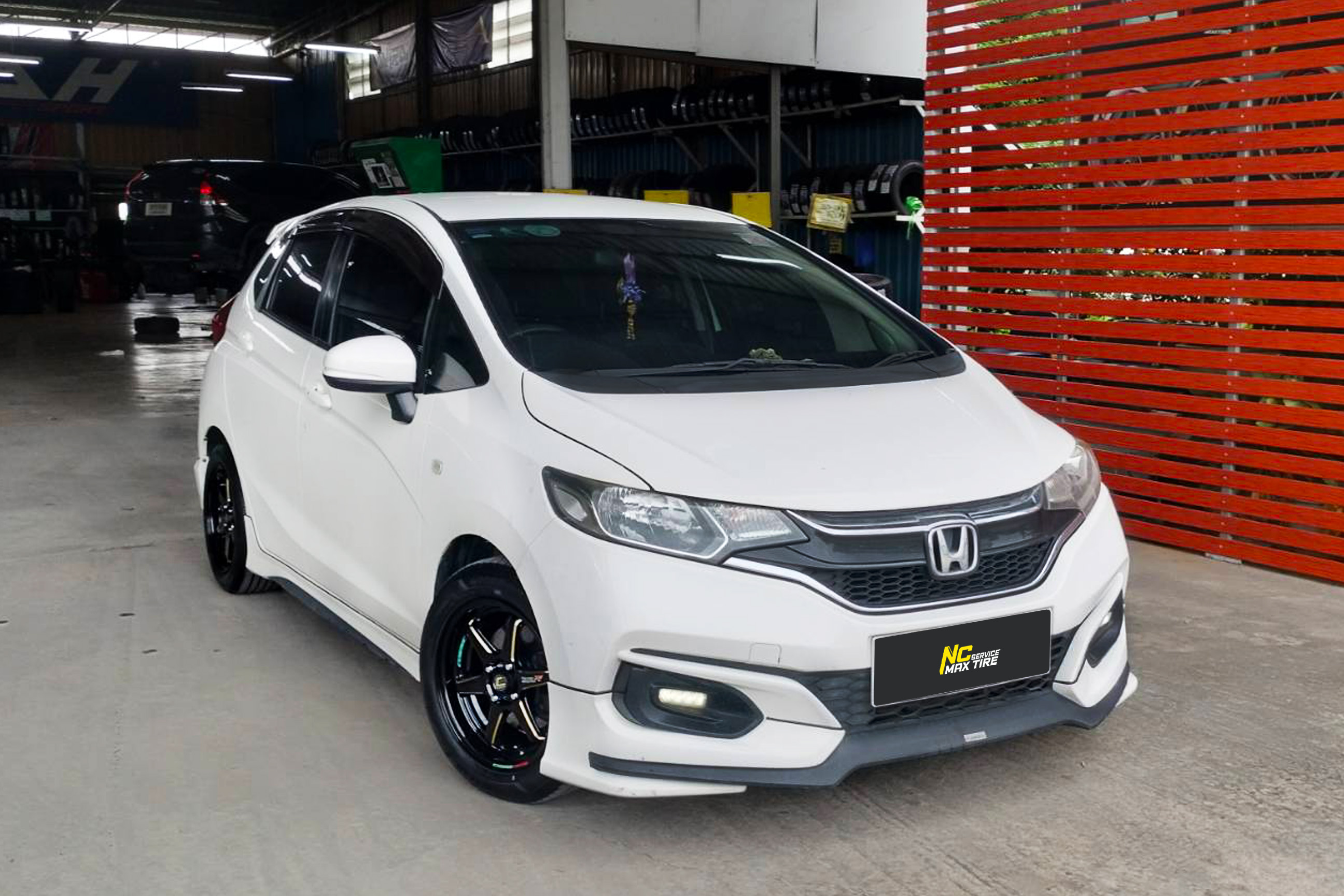 Honda Jazz / ล้อแม็กสำหรับเก๋งซิตี้คาร์ / อีโค่คาร์ / CityCar / EcoCar / ล้อแม็กขอบ15 / Cosmis / Type-R / Revolution / 15X7.0 4h100 ET35 / Goodyear / ASSURANCE MAXGUARD / 195/55R15