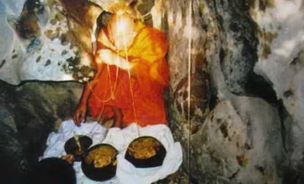 พระพญาเหล็กไหล ลพ.หวล วัดพุทไธศวรรย์ อยุธยา