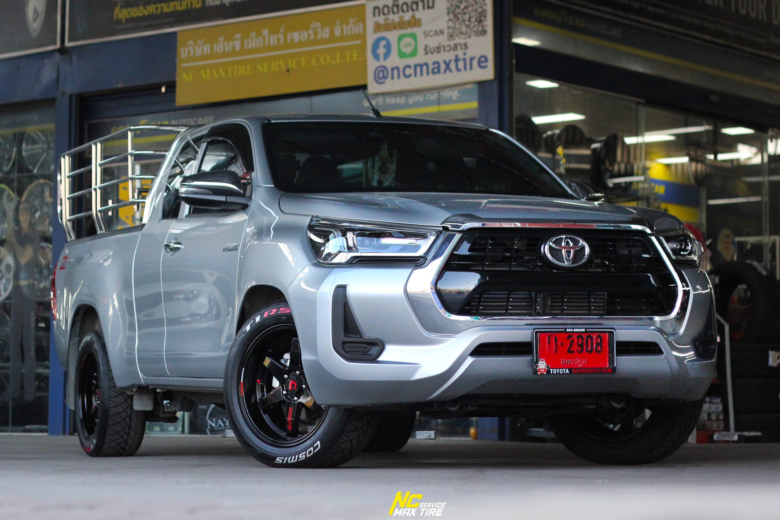 Toyota Hilux Revo / กระบะตัวเตี้ย / ล้อแม็กขอบ18 / Cosmis / Type-R / Revolution / 18x8.5 5H113 ET22 / ล้อแม็กสีดำเงาทั้งวง+CNCตัวหนังสือแดง / T1RS / 255/50R18