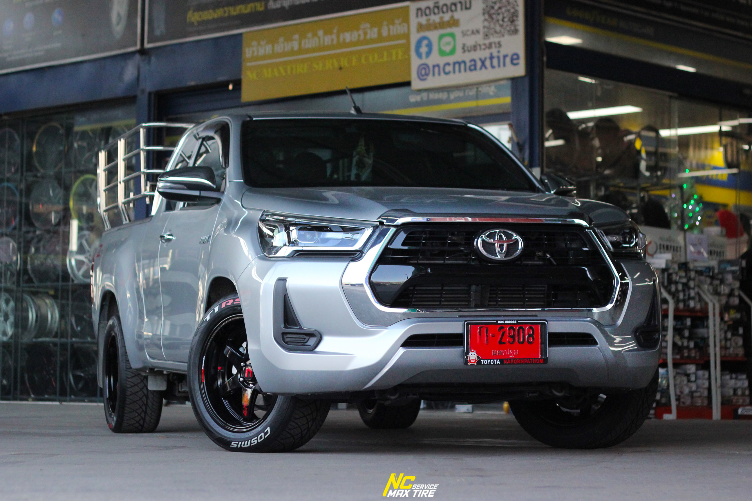 Toyota Hilux Revo / กระบะตัวเตี้ย / ล้อแม็กขอบ18 / Cosmis / Type-R / Revolution / 18x8.5 5H113 ET22 / ล้อแม็กสีดำเงาทั้งวง+CNCตัวหนังสือแดง / T1RS / 255/50R18