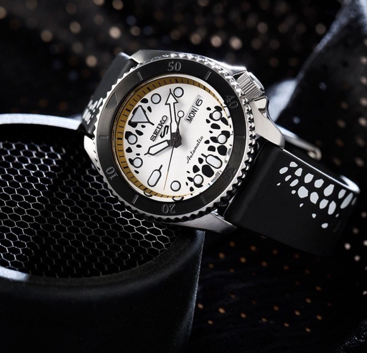 Seiko 5 Sports ONE PIECE Limited Edition (LAW) รุ่น SRPH63K1
