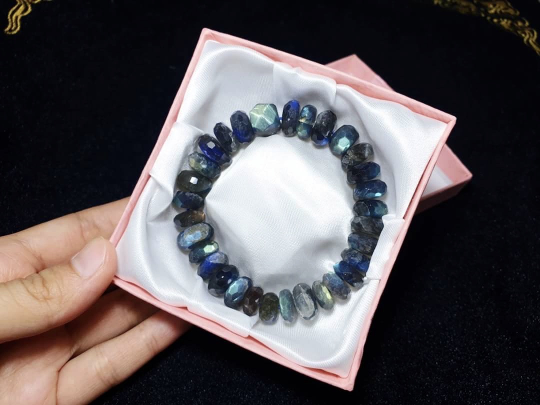 ลาบราโดไรน์ Labradorite AAA++ ทรงกระดุมเหลือบประกายบลูงดงาม