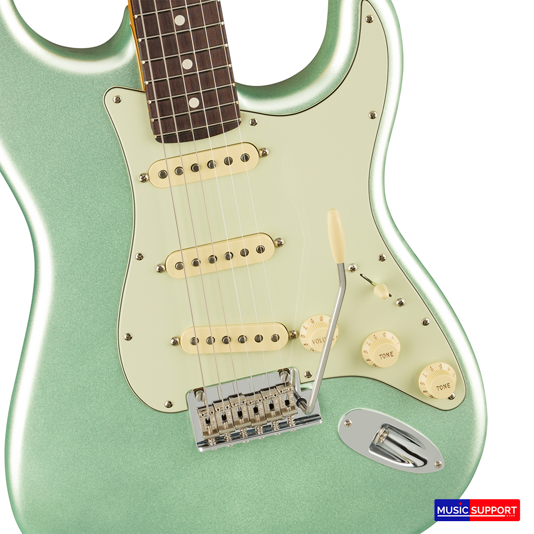 กีตาร์ไฟฟ้า Fender American Professional II Stratocaster RW