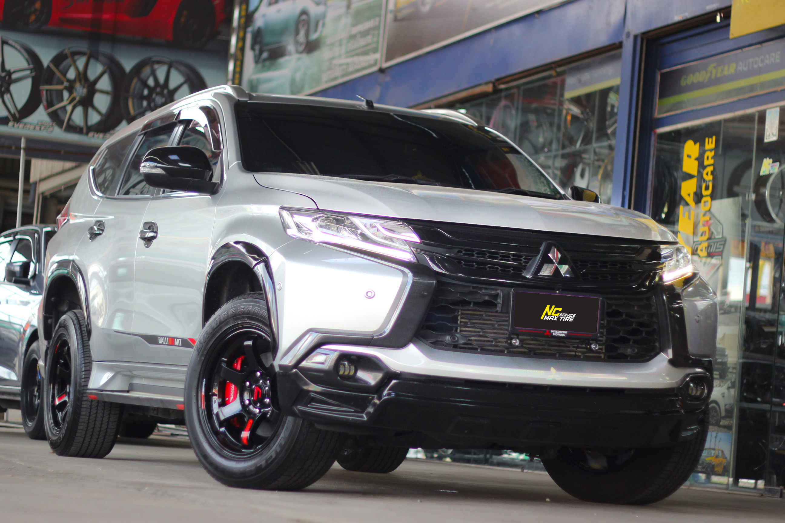 Mitsubishi Pajero Sport / ล้อแม็กขอบ18 / Cosmis / RG-06S / ล้อแม็กสีดำเงาทั้งวงหยอดหนังสือแดง / 18x9.0 6H139.7 ET15