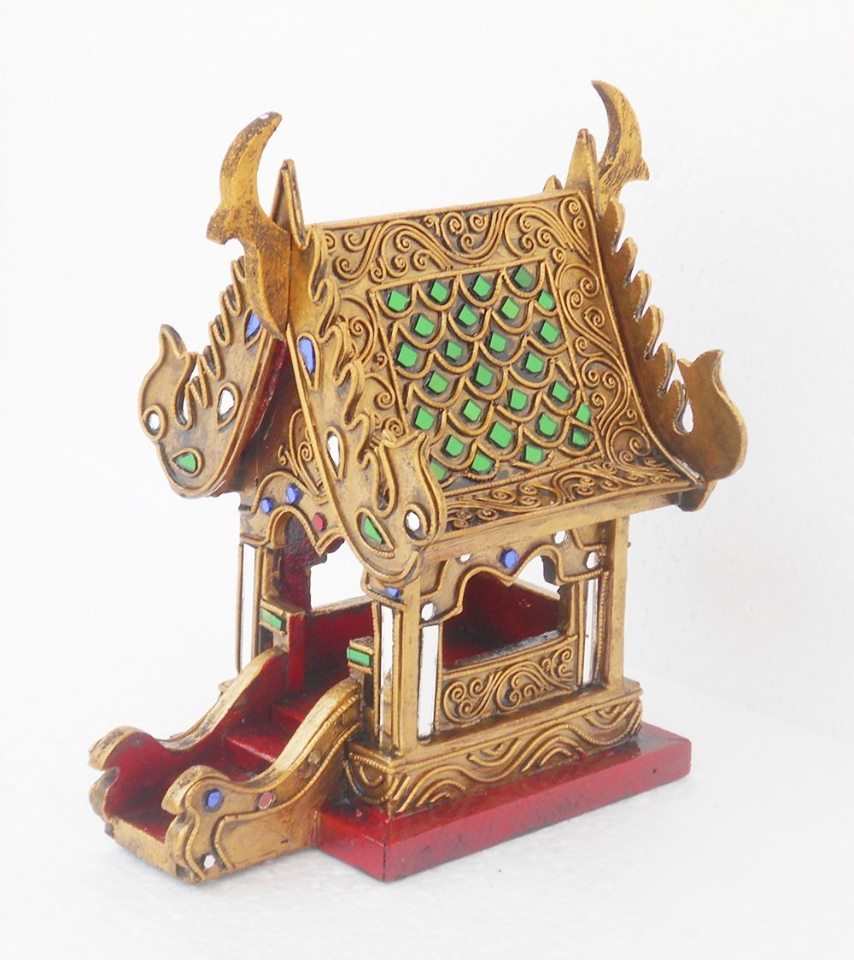 ศาลพระภูมิไม้ชั้นเดียวประดับกระเบื้องสี ขนาด 9 x 7 x 5 นิ้ว