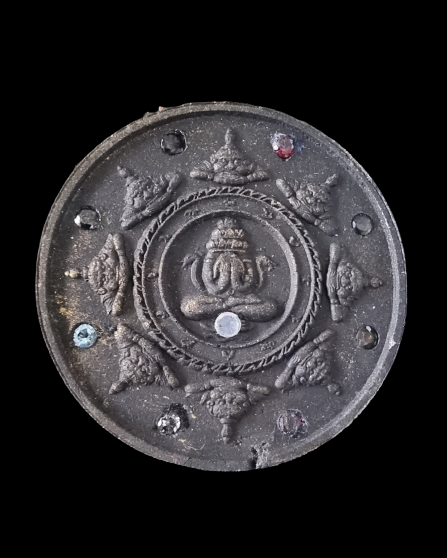 จตุคามรามเทพ รุ่น"อัญมณีเสริมดวง" อาจาย์มนัส วัดทุ่งจันดำ เนื้อดำ