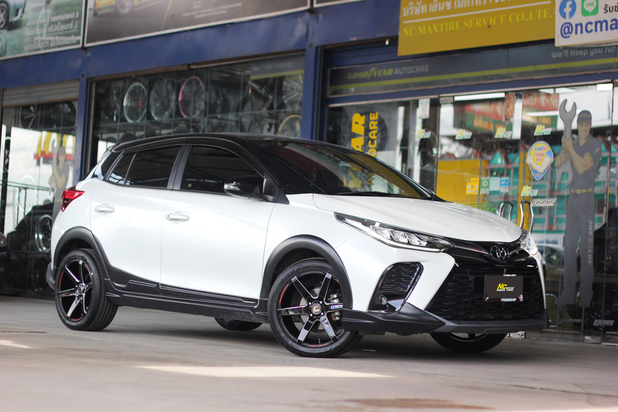 Toyota Yaris / ล้อแม็กขอบ17 / Cosmis / Innerline S1 / สีดำทั้งวงมิลลิ่งข้างก้าน / 17X7.5 4H100 ET28 / Goodyear / Assurance Triplemax2 / 215/45R17