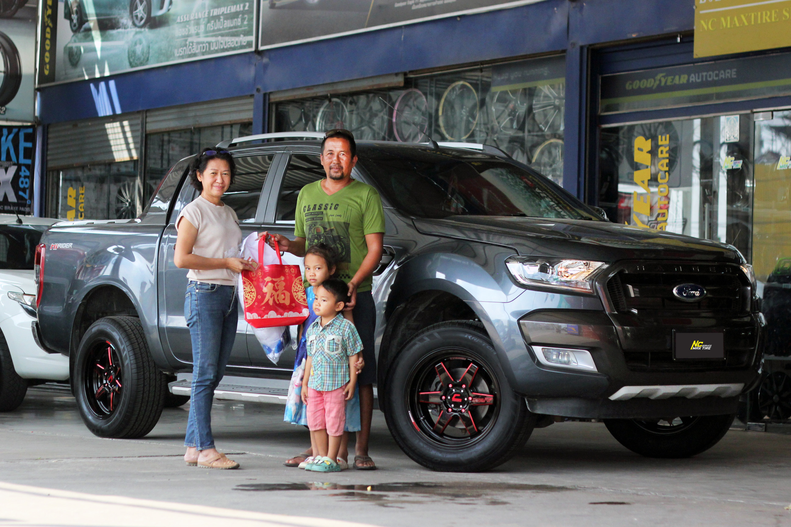 Ford Ranger / ล้อแม็กขอบ18 / Cosmis / Type-R / Revolution / 18x9.5 6H139.7 ET27 / ล้อแม็กสีดำเงาทั้งวง+มิลลิ่งข้างก้านแดง+เพลท / Raptor HT / 265/60R18