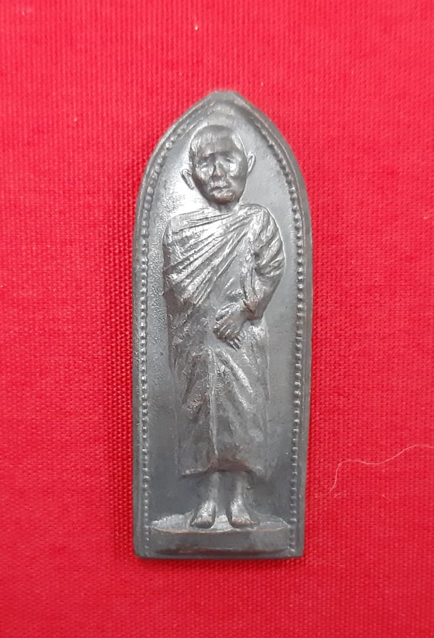 เหรียญยืน หลังรางปืนหลวงปู่แหวนสุจิณโณปี2517 สายอยู่ยงคงกระพัน ยิงไม่เข้า และมีตำนานอีกมากมาย