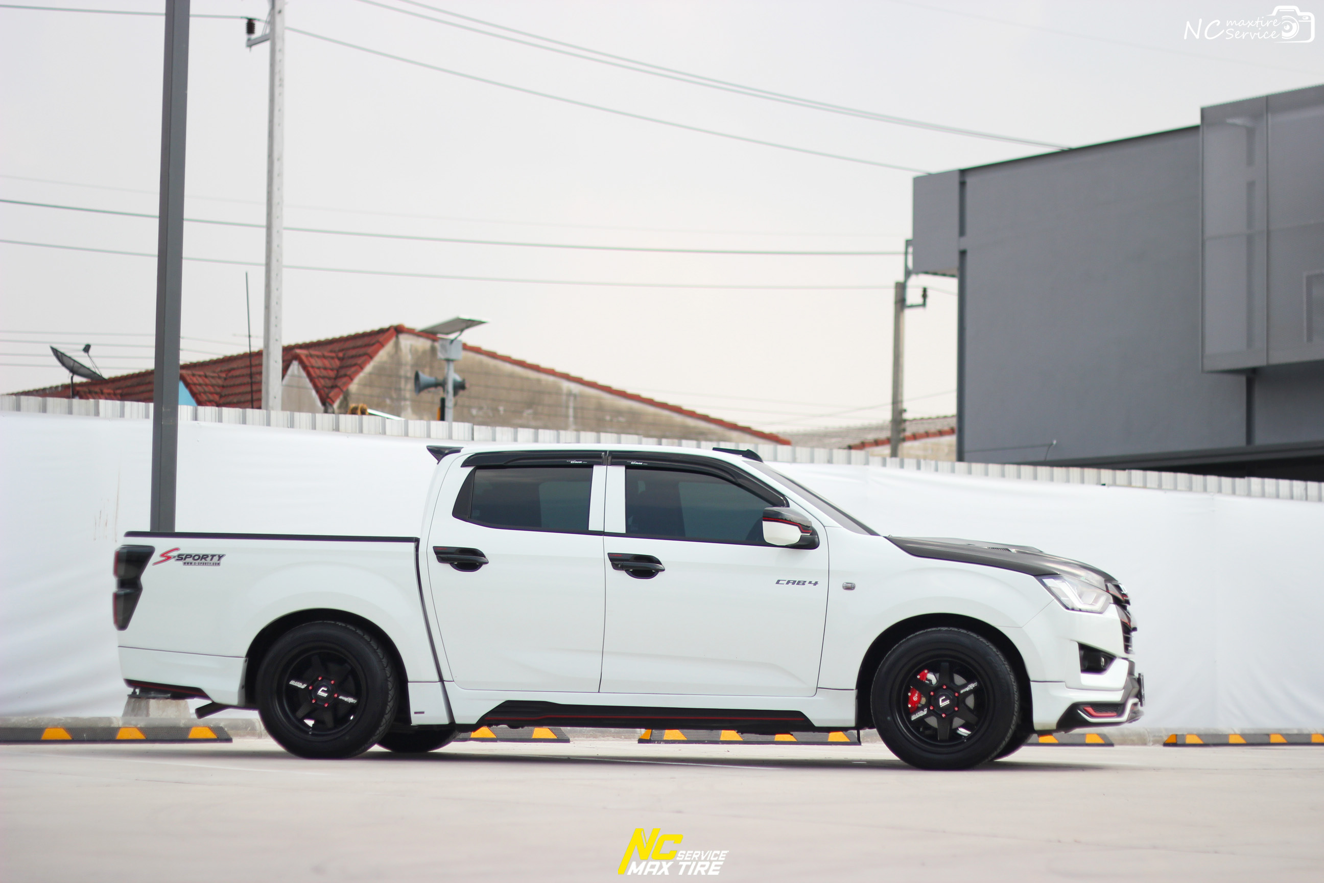 Isuzu D-max ตัวเตี้ย / ล้อแม็กขอบ18 / SPORTY / Cosmis / Fattah / Sport / SFR / 18x9.5/10.5 6H139.7 ET25/32 / T1RS / 255/50R18 / น็อตล้อCosmis