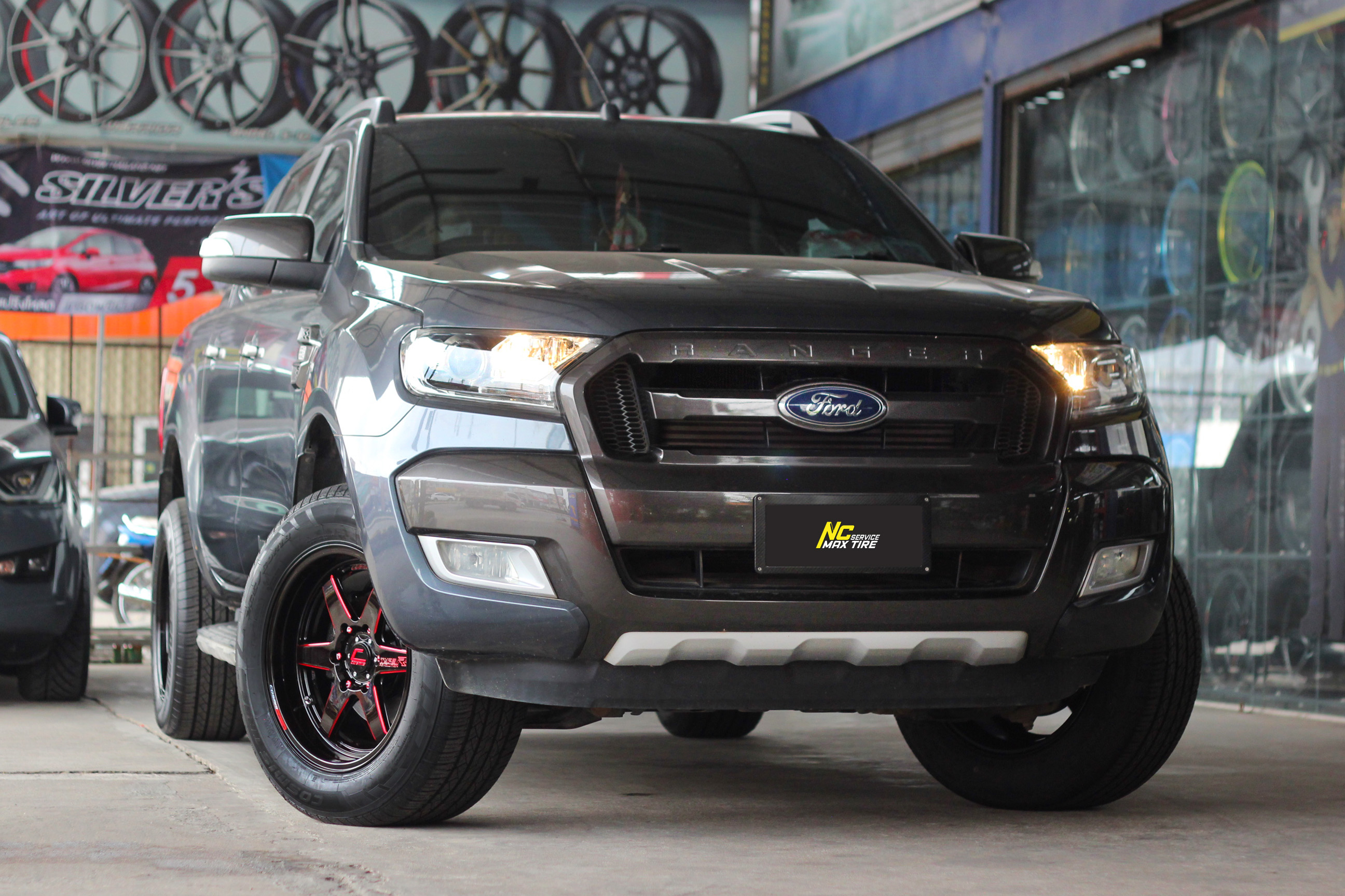 Ford Ranger / ล้อแม็กขอบ18 / Cosmis / Type-R / Revolution / 18x9.5 6H139.7 ET27 / ล้อแม็กสีดำเงาทั้งวง+มิลลิ่งข้างก้านแดง+เพลท / Raptor HT / 265/60R18