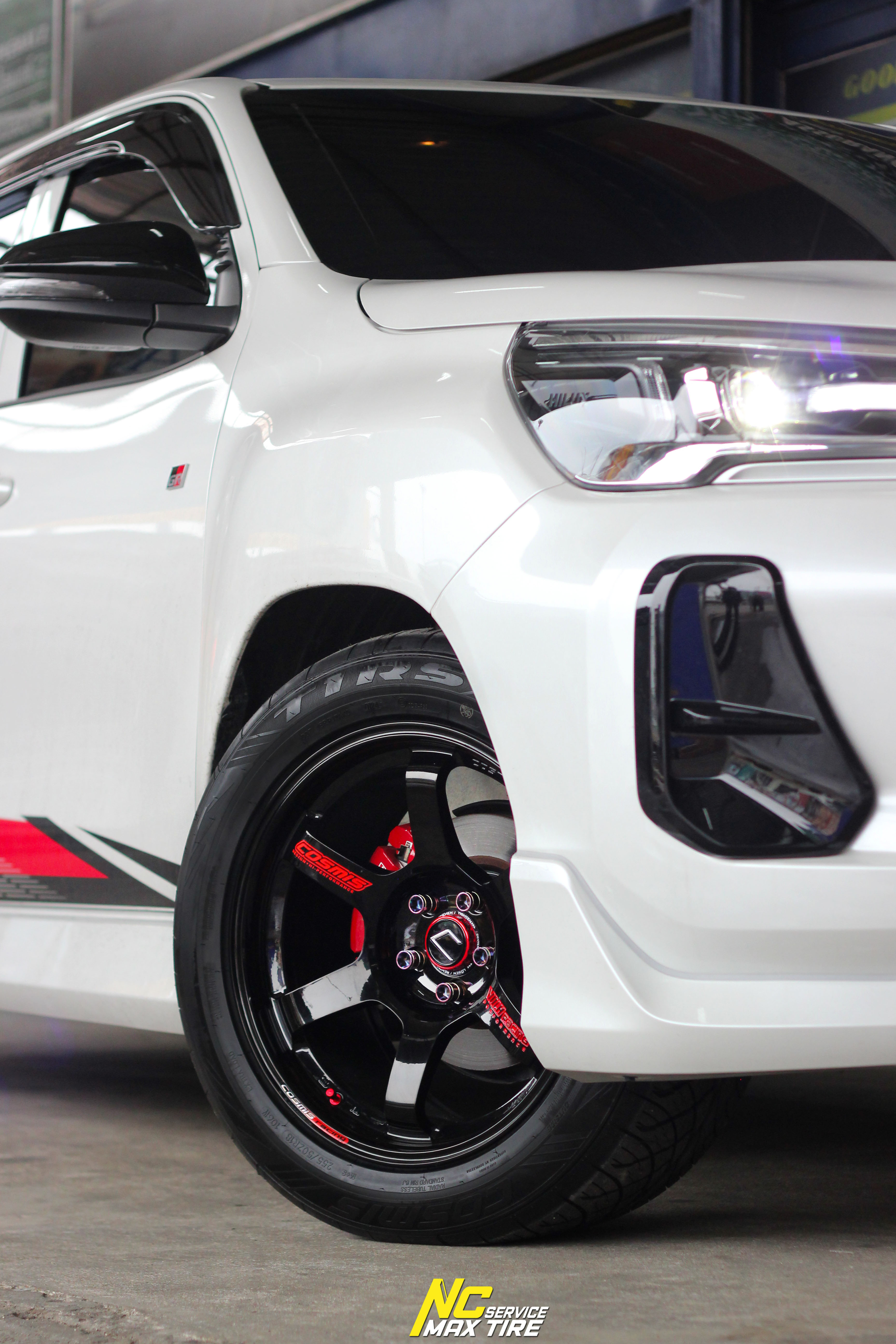 Toyota Revo / Z-Edition / GR-Sport / ล้อแม็กสวยๆ / ล้อแม็กขอบ18 / ล้อแม็กสำหรับรถกระบะตัวเตี้ย / Cosmis / RG-06SR / 18x9.0 5H113 ET0 / ล้อแม็กสีดำเงาพิเศษทั้งวง+หยอดตัวหนังสือแดง+เพลท / DeepBlack / Custom Color / T1RS / 255/50R18 / NC