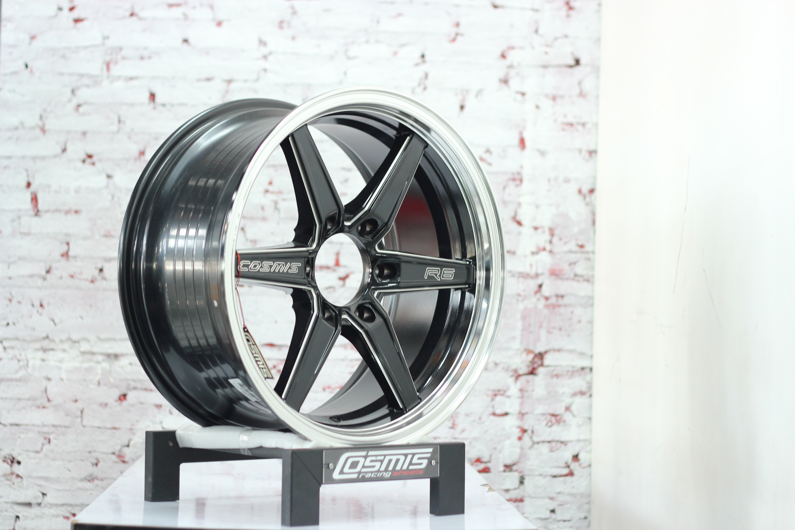 ล้อแม็กขอบ18 COSMIS R6 สีเงิน หน้าดำ สำหรับรถกระบะ (ราคา4วง)