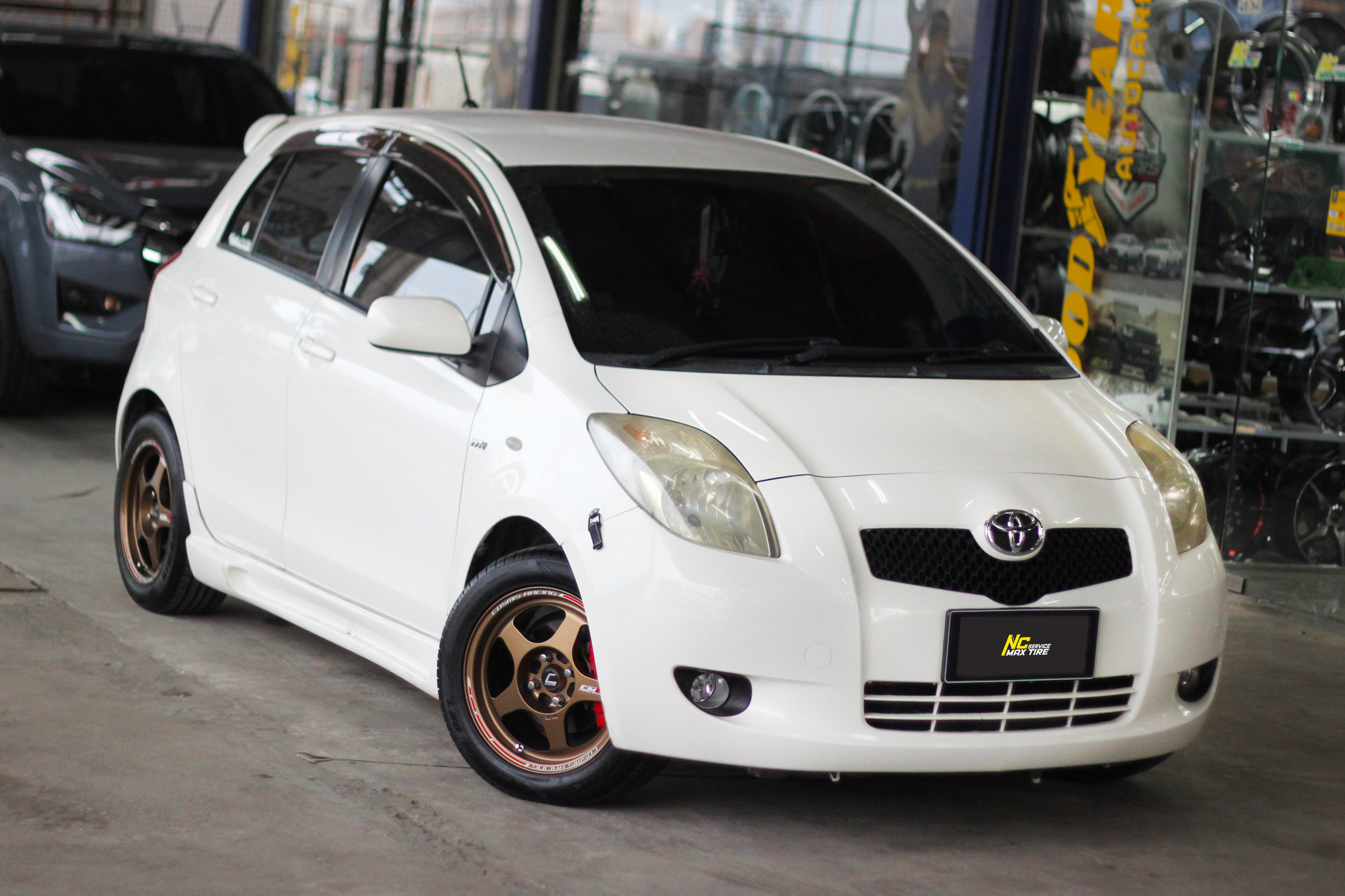 Toyota Yaris / ล้อแม็กขอบ15 / Cosmis / CMR / ล้อแม็กสีน้ำตาลด้าน / Decibel / DR1 / 15X7 4H100 ET35 / 195/55R15
