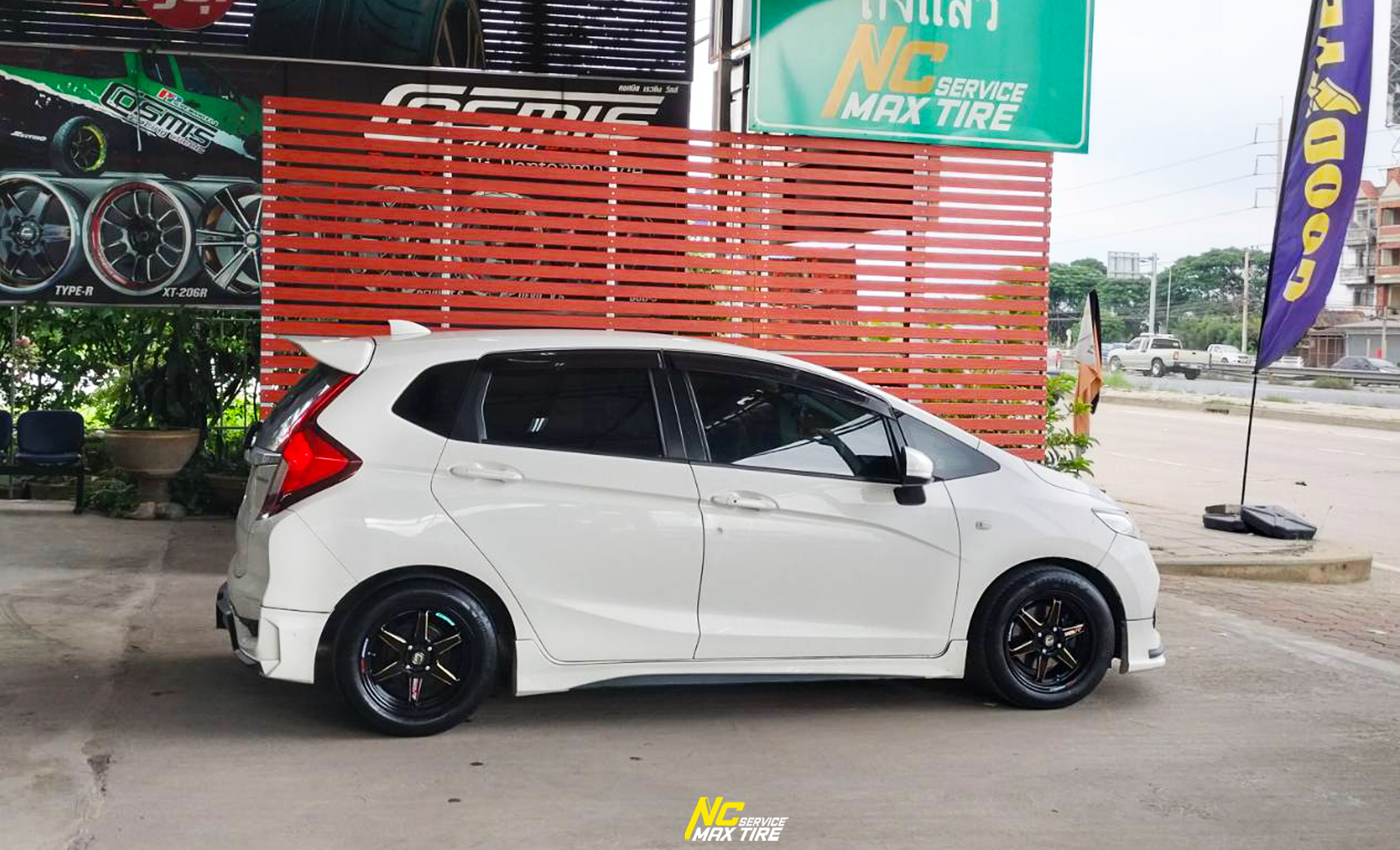 Honda Jazz / ล้อแม็กสำหรับเก๋งซิตี้คาร์ / อีโค่คาร์ / CityCar / EcoCar / ล้อแม็กขอบ15 / Cosmis / Type-R / Revolution / 15X7.0 4h100 ET35 / Goodyear / ASSURANCE MAXGUARD / 195/55R15