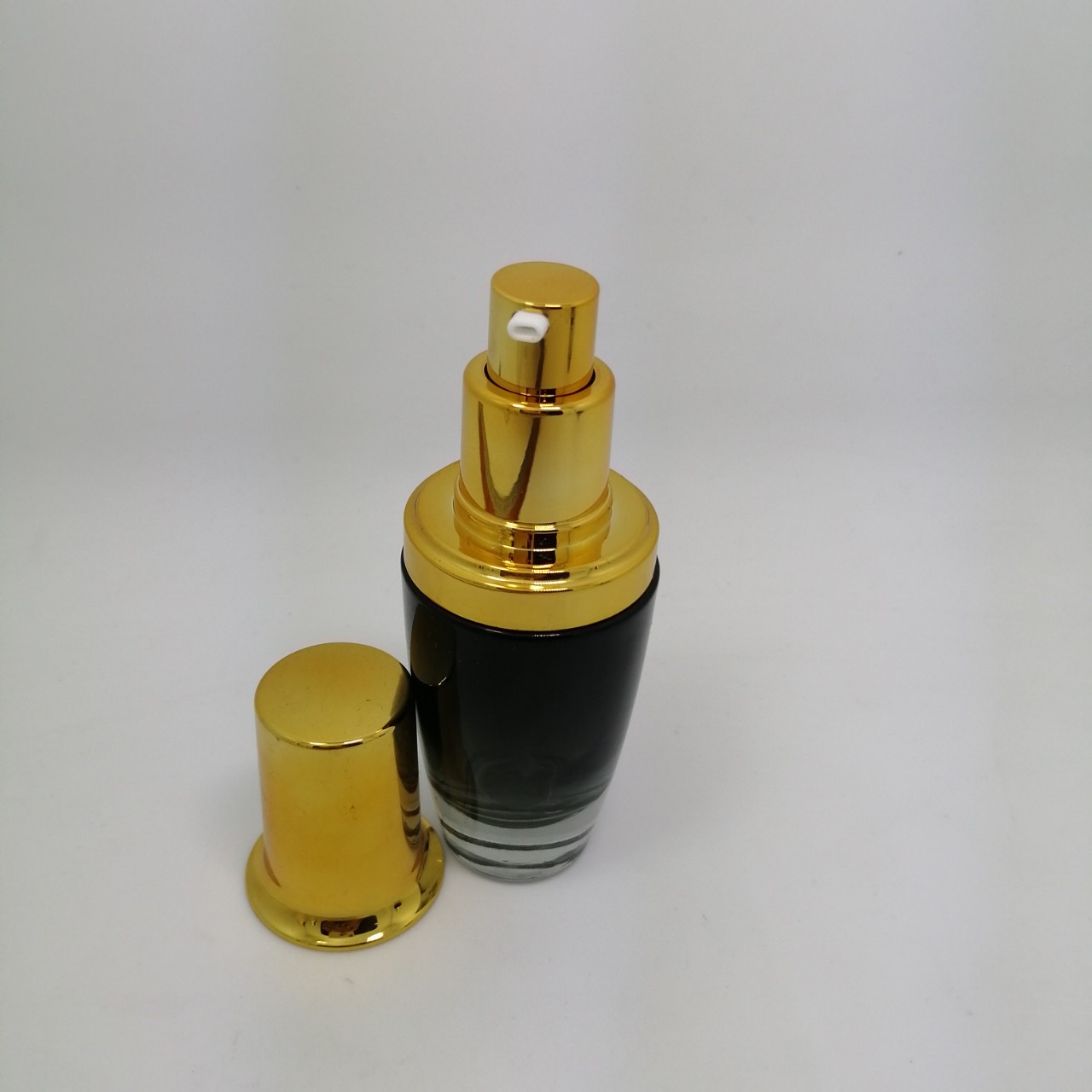 ขวดแก้วดำทรงโอ่งผอม หัวปั้มทอง ขนาด 15 ml.