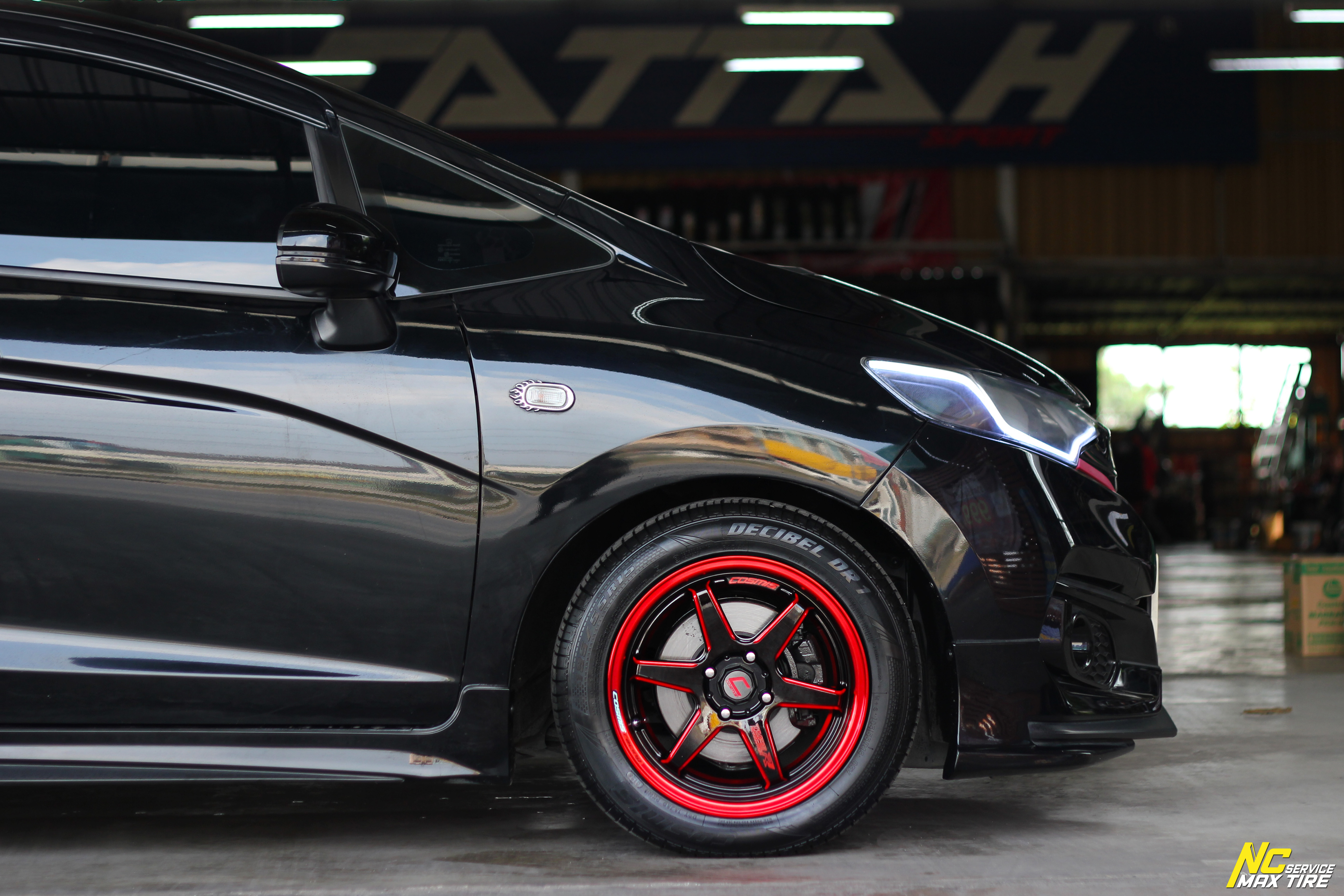 Honda Jazz / ล้อแม็กขอบ15 / Cosmis / Type-R / Revolution / 15x7.0 4H100 ET35 / ล้อแม็กสีดำเงา+CNCข้างก้านแดง+ขอบแดง+เพลท / Decibel / DR1 / 195/55R15 / Custom Color