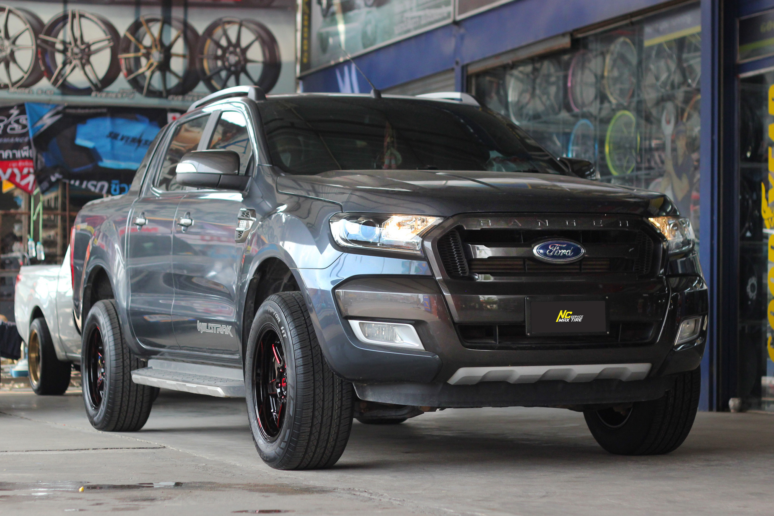 Ford Ranger / ล้อแม็กขอบ18 / Cosmis / Type-R / Revolution / 18x9.5 6H139.7 ET27 / ล้อแม็กสีดำเงาทั้งวง+มิลลิ่งข้างก้านแดง+เพลท / Raptor HT / 265/60R18