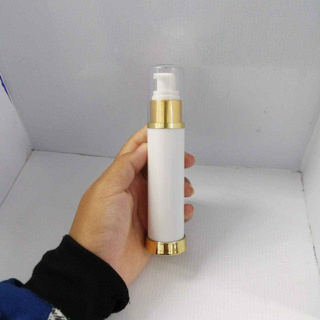 ขวดสูญญากาศ ขนาด50ml สูง15.4cm กว้าง3.5cm รุ่นDb25 สีขาวขอบทอง ขวดปั้มเจลแอลกอฮอล์ สวยหรู ราคาถูก คุณภาพดี มีของพร้อมส่ง