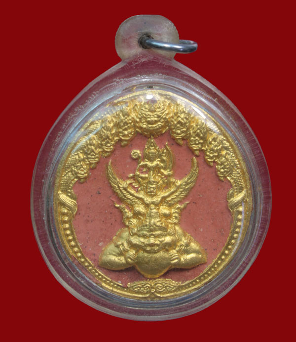 พระนารายณ์ทรงครุฑประทับยืนบนพระราหู วัดไตรมิตร เนื้อผงแดงปัดทอง หลังฝังเหรียญทองแดง พ.ศ.2548