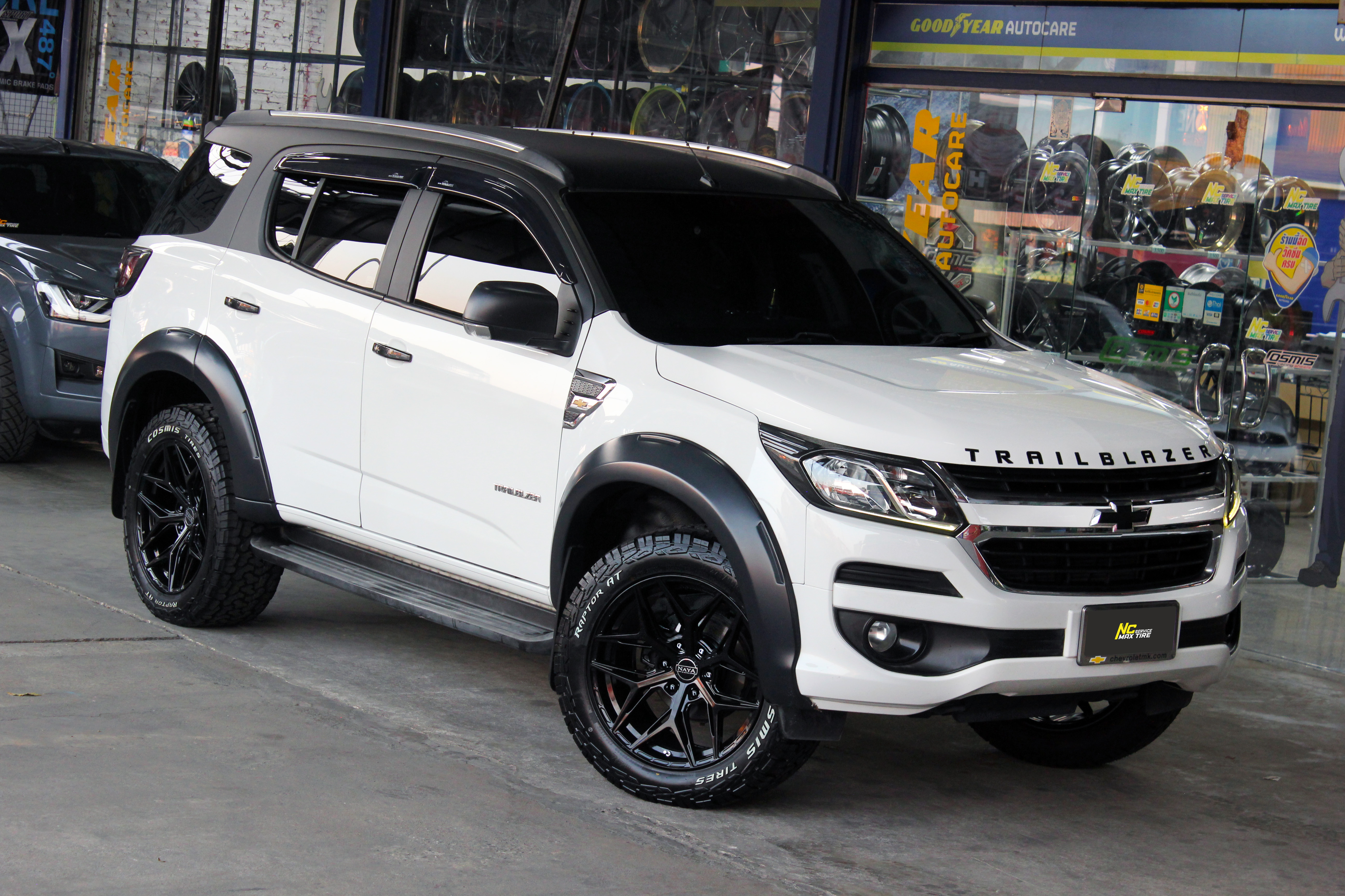 CHEVROLET TRIBRAZER / ล้อแม็กขอบ20 / Cosmis / NAYA / ALPHA-F6 / 20x9.5 6H139.7 ET22 / ล้อแม็กสีดำเงาทั้งวง / Raptor AT / 275/55R20