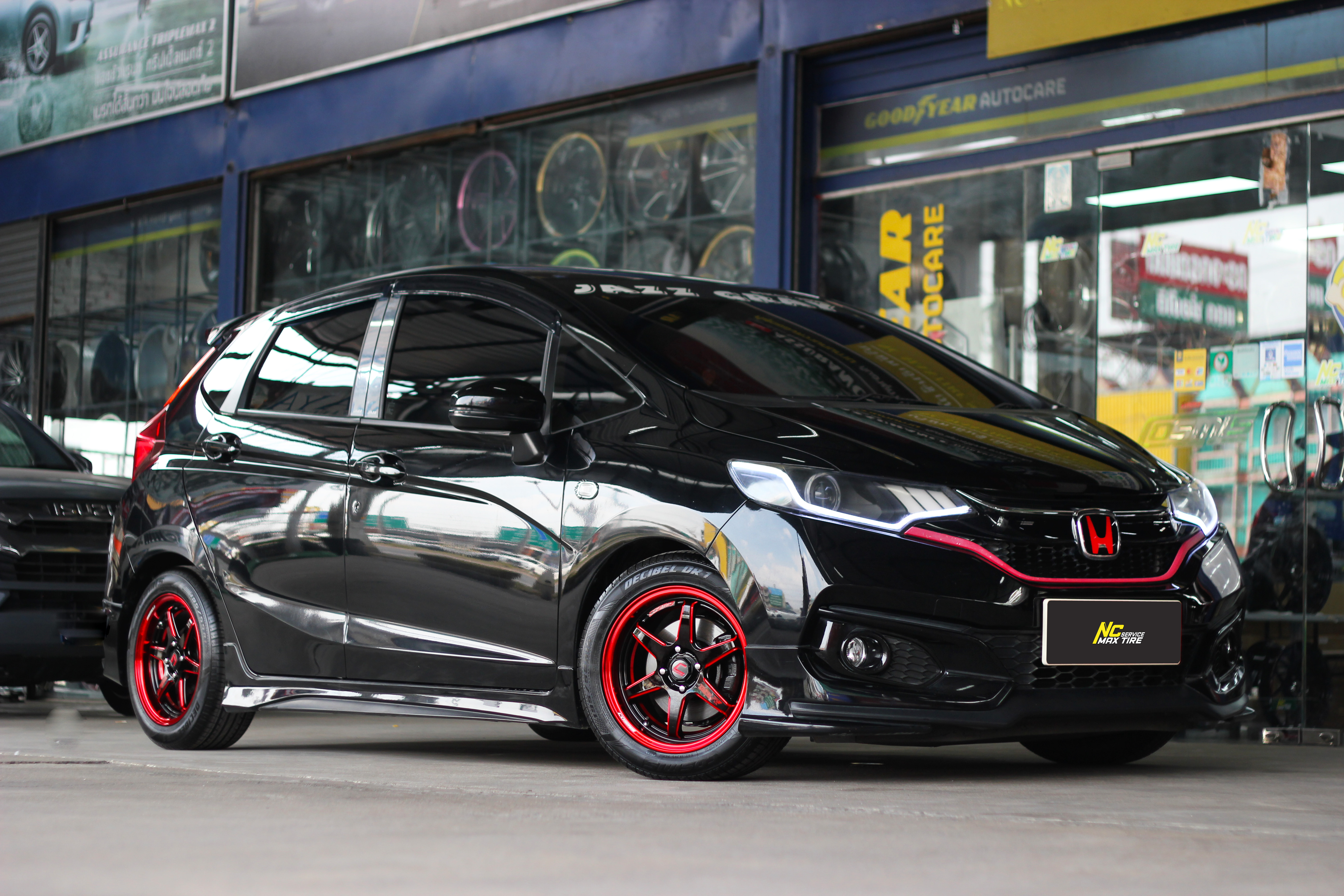 Honda Jazz / ล้อแม็กขอบ15 / Cosmis / Type-R / Revolution / 15x7.0 4H100 ET35 / ล้อแม็กสีดำเงา+CNCข้างก้านแดง+ขอบแดง+เพลท / Decibel / DR1 / 195/55R15 / Custom Color