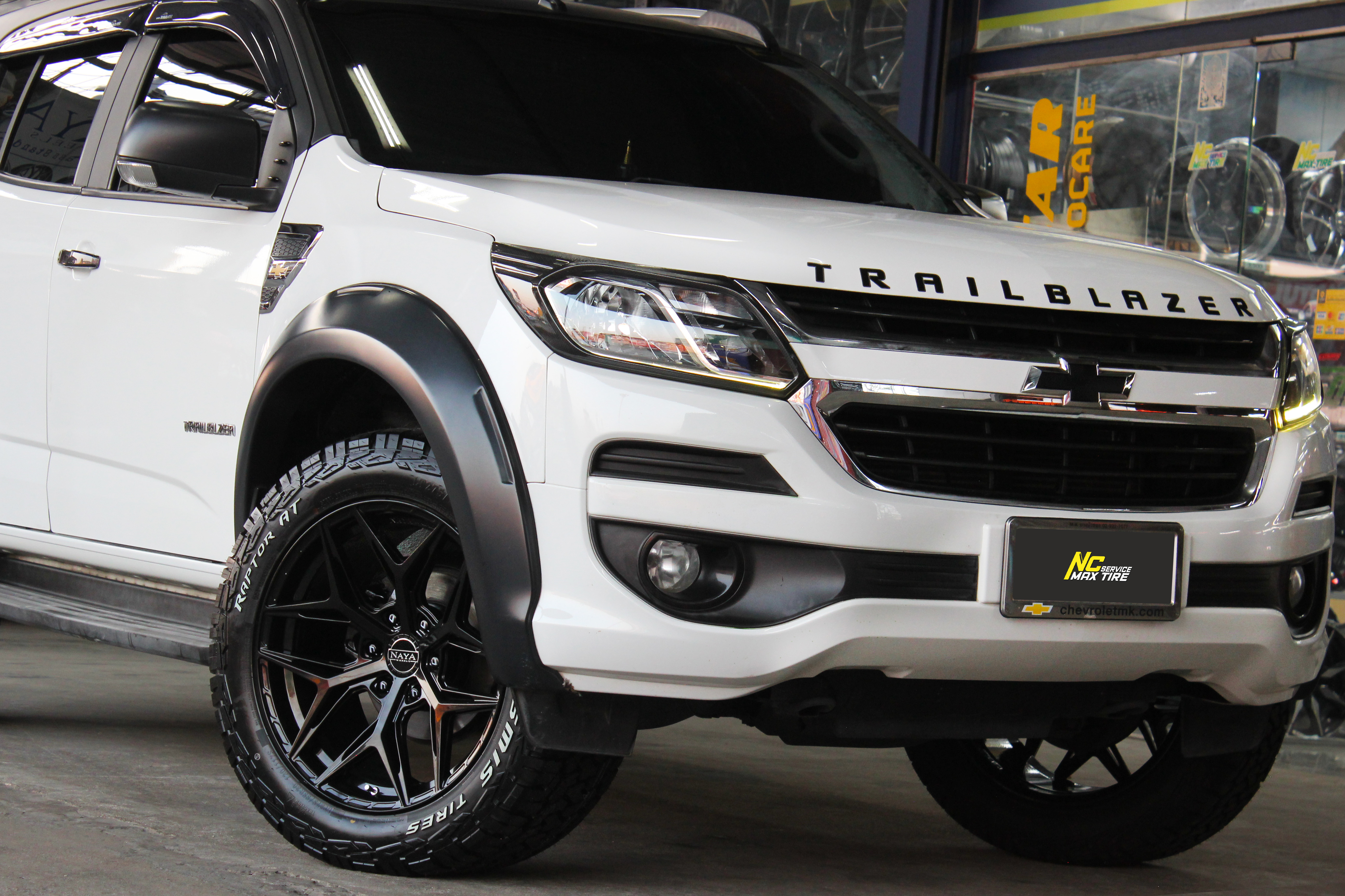 CHEVROLET TRIBRAZER / ล้อแม็กขอบ20 / Cosmis / NAYA / ALPHA-F6 / 20x9.5 6H139.7 ET22 / ล้อแม็กสีดำเงาทั้งวง / Raptor AT / 275/55R20