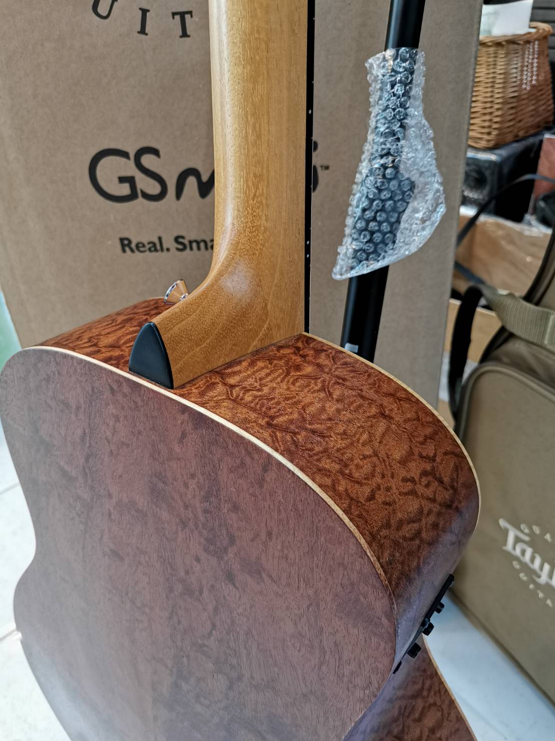 TAYLOR GS MINI-E QUILTED SAPELE LTD/BAG กีตาร์โปร่งไฟฟ้า