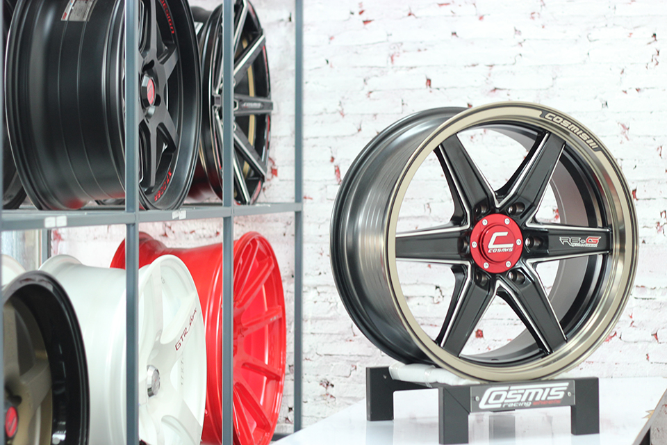 ล้อแม็กขอบ18 COSMIS R6G สีดำ ขอบโครเมี่ยม สำหรับรถกระบะ (ราคา4วง)